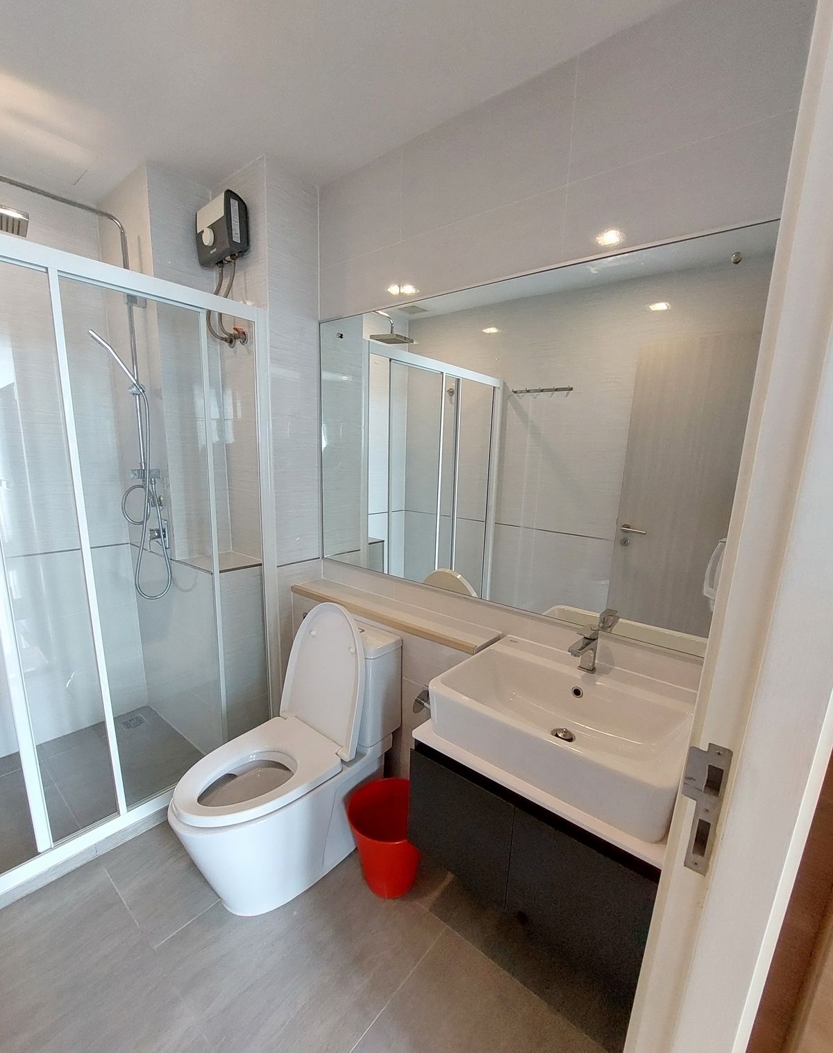 For RentCondoSamut Prakan,Samrong : For rent 📍 The Metropolis Samrong Interchange 📍Convenient transportation, near BTS Samrong, fully furnished and equipped with appliances.