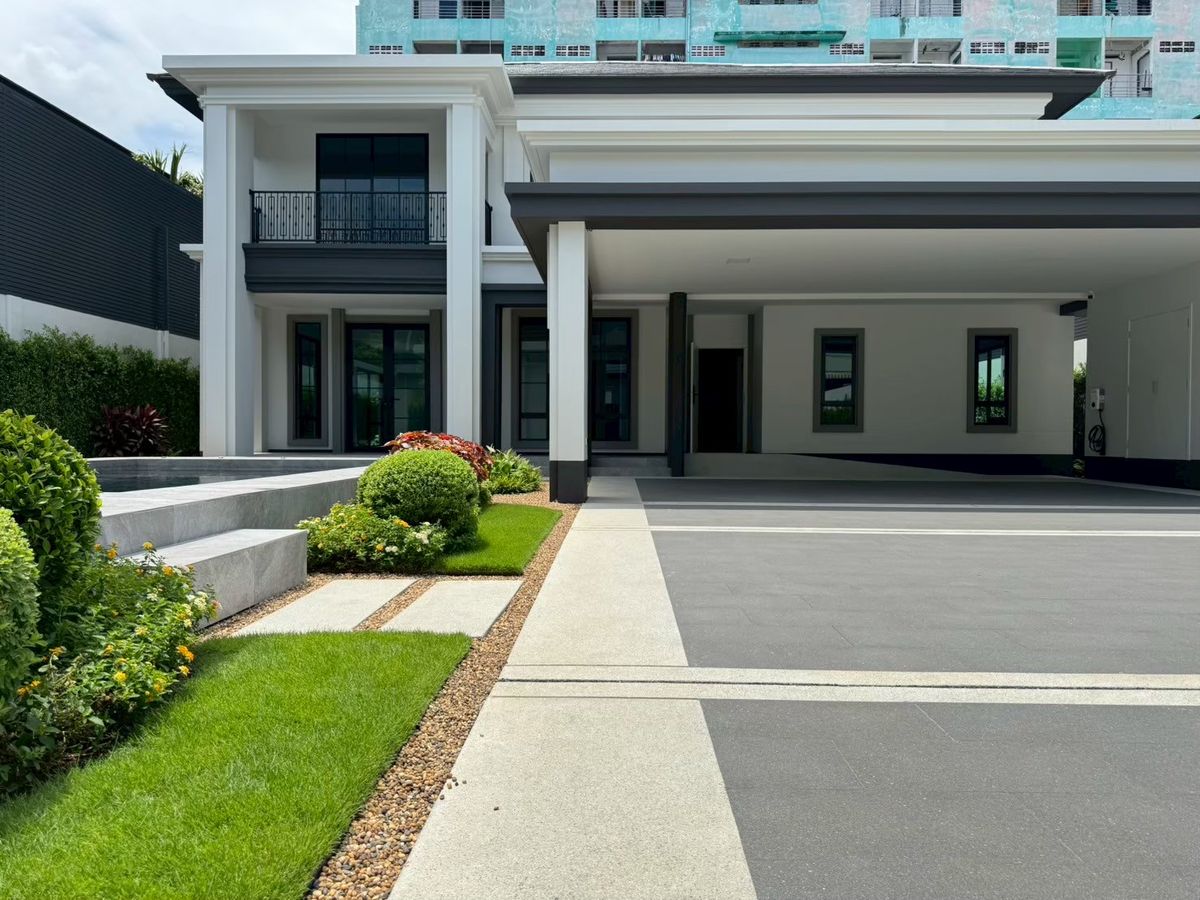 บ้านสมุทรปราการ สำโรง : Else Bearing 32 - Luxury single house with private swimming pool, Ready to move into, Fully furnished