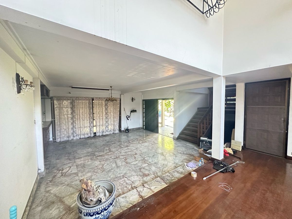 ขายที่ดินรัชดา ห้วยขวาง : ขายที่ดิน ทำเลใจกลางเมือง  ดินแดง ห้วยขวาง สุทธิสาร  ใกล้ ม. หอการค้า และสถานีวิทยุโทรทัศน์ช่อง 11 กรมประชาสัมพันธ์ ทำเลดี เข้าออกได้หลายทาง