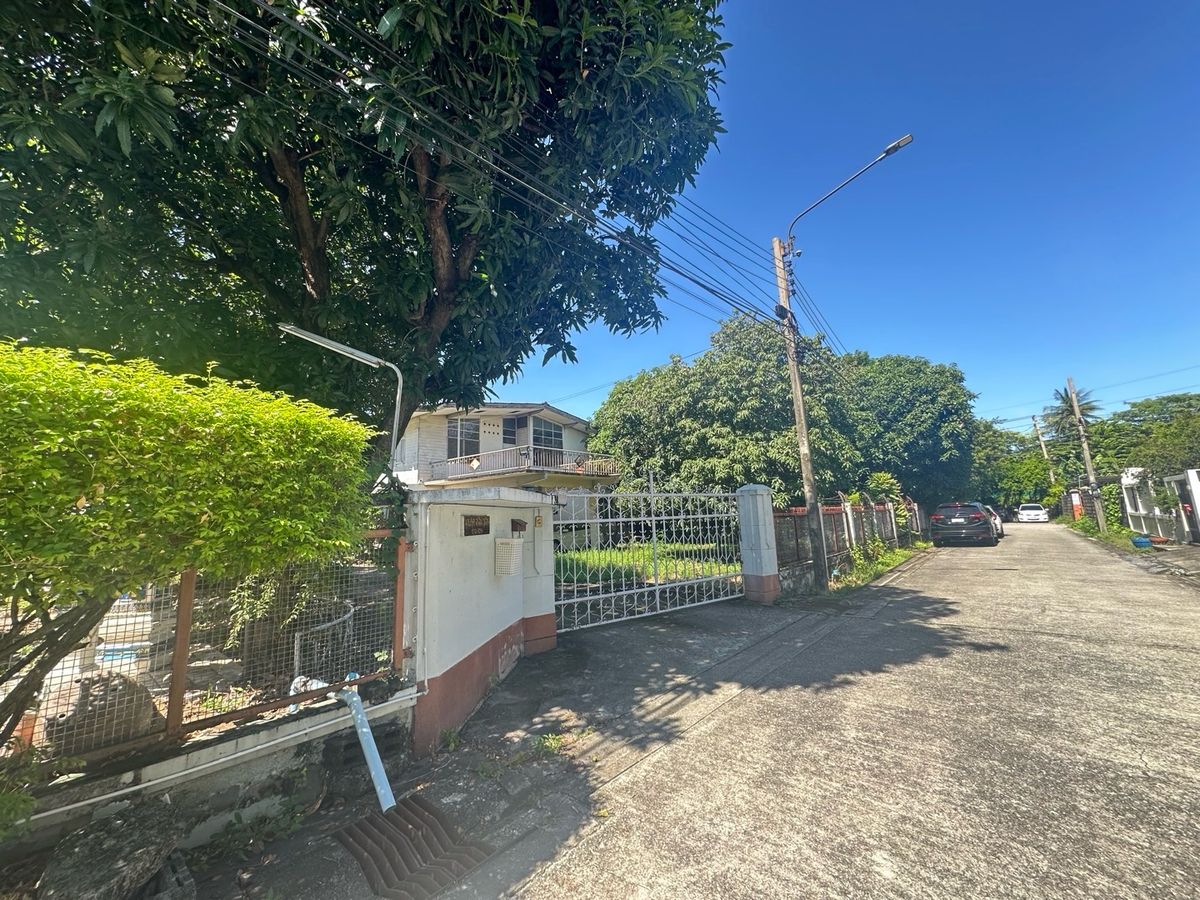 ขายที่ดินรัชดา ห้วยขวาง : ขายที่ดิน ทำเลใจกลางเมือง  ดินแดง ห้วยขวาง สุทธิสาร  ใกล้ ม. หอการค้า และสถานีวิทยุโทรทัศน์ช่อง 11 กรมประชาสัมพันธ์ ทำเลดี เข้าออกได้หลายทาง