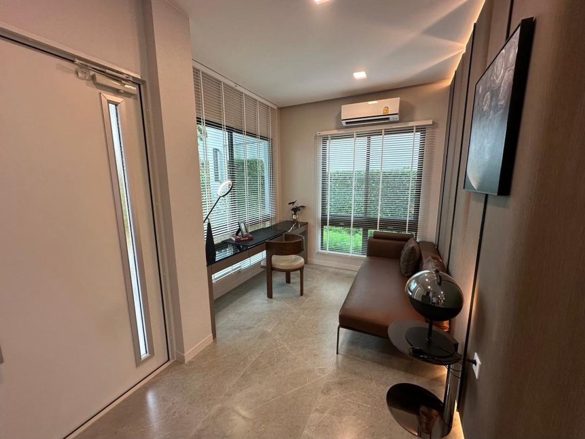 ขายบ้านสมุทรปราการ สำโรง : 28/01/2026, หมู่บ้านมัณฑนา กม.15 แบบบ้าน Premier บ้านหัวมุมทิศเหนือ ที่ดิน 86 ตร.ว พื้นที่ใช้สอย 240 ตร.ม ติดสโมสร