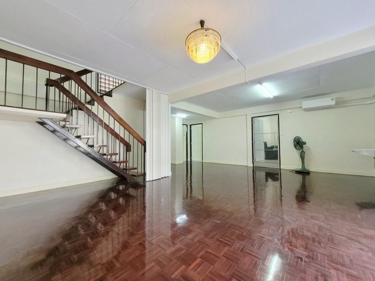 ให้เช่าบ้านพระราม 9 เพชรบุรีตัดใหม่ RCA : 28/02/2026, บ้านทาวน์โฮม 4 ห้องนอน พระราม 9 ทำเลใจกลางเมือง เช่า 65,500 บาท/เดือน พร้อมแอร์ใหม่และที่จอดรถกว้างขวาง