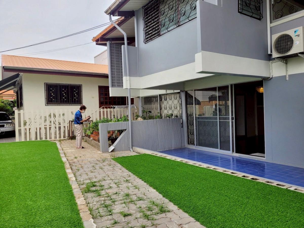 ให้เช่าบ้านพระราม 9 เพชรบุรีตัดใหม่ RCA : 28/02/2026, บ้านทาวน์โฮม 4 ห้องนอน พระราม 9 ทำเลใจกลางเมือง เช่า 65,500 บาท/เดือน พร้อมแอร์ใหม่และที่จอดรถกว้างขวาง