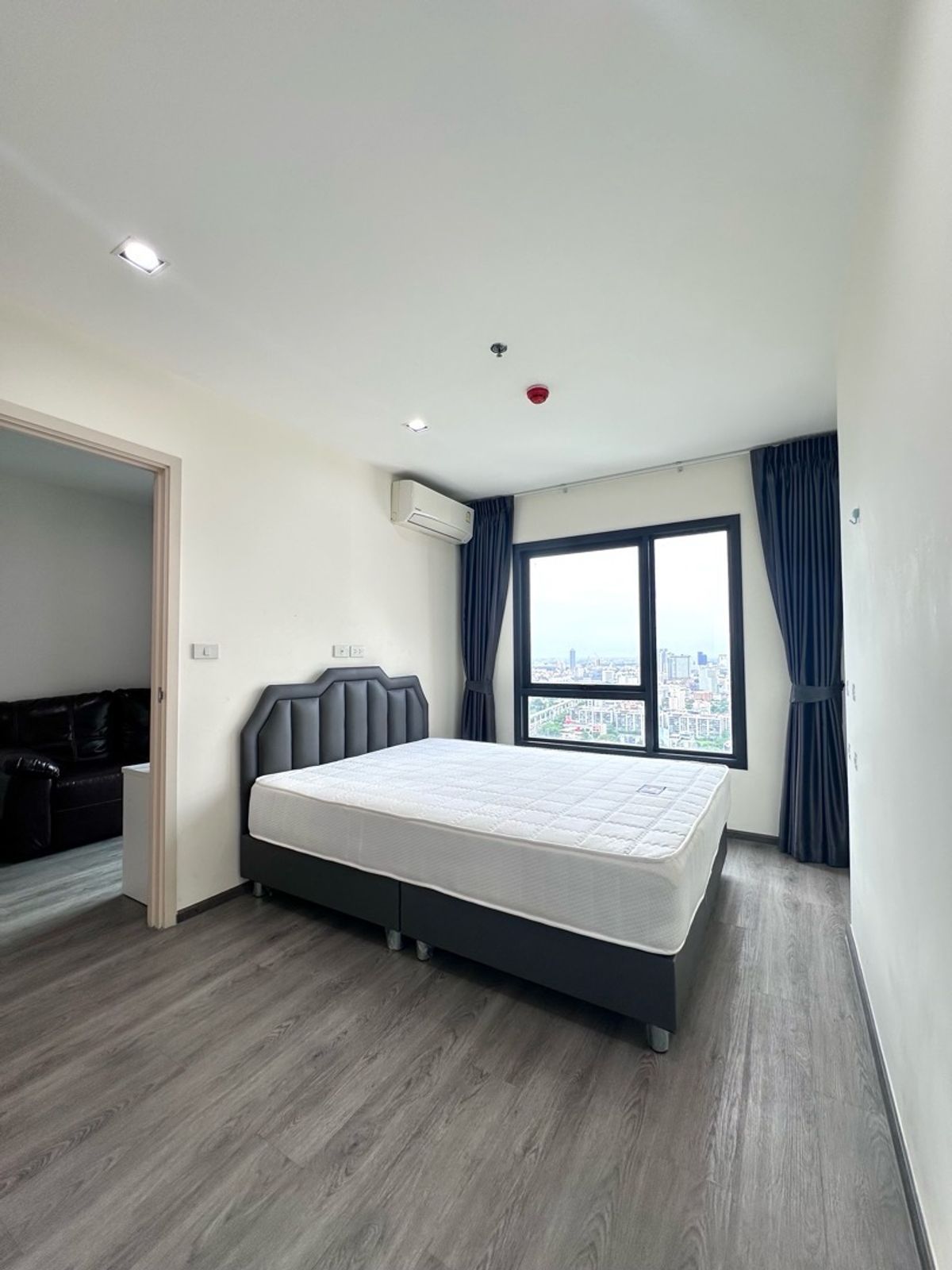 For RentCondoPattanakan, Srinakarin : Rich Park Triple Station 12,500 Baht 36th floor next to ARL Huamak, Yellow Line Huamak
