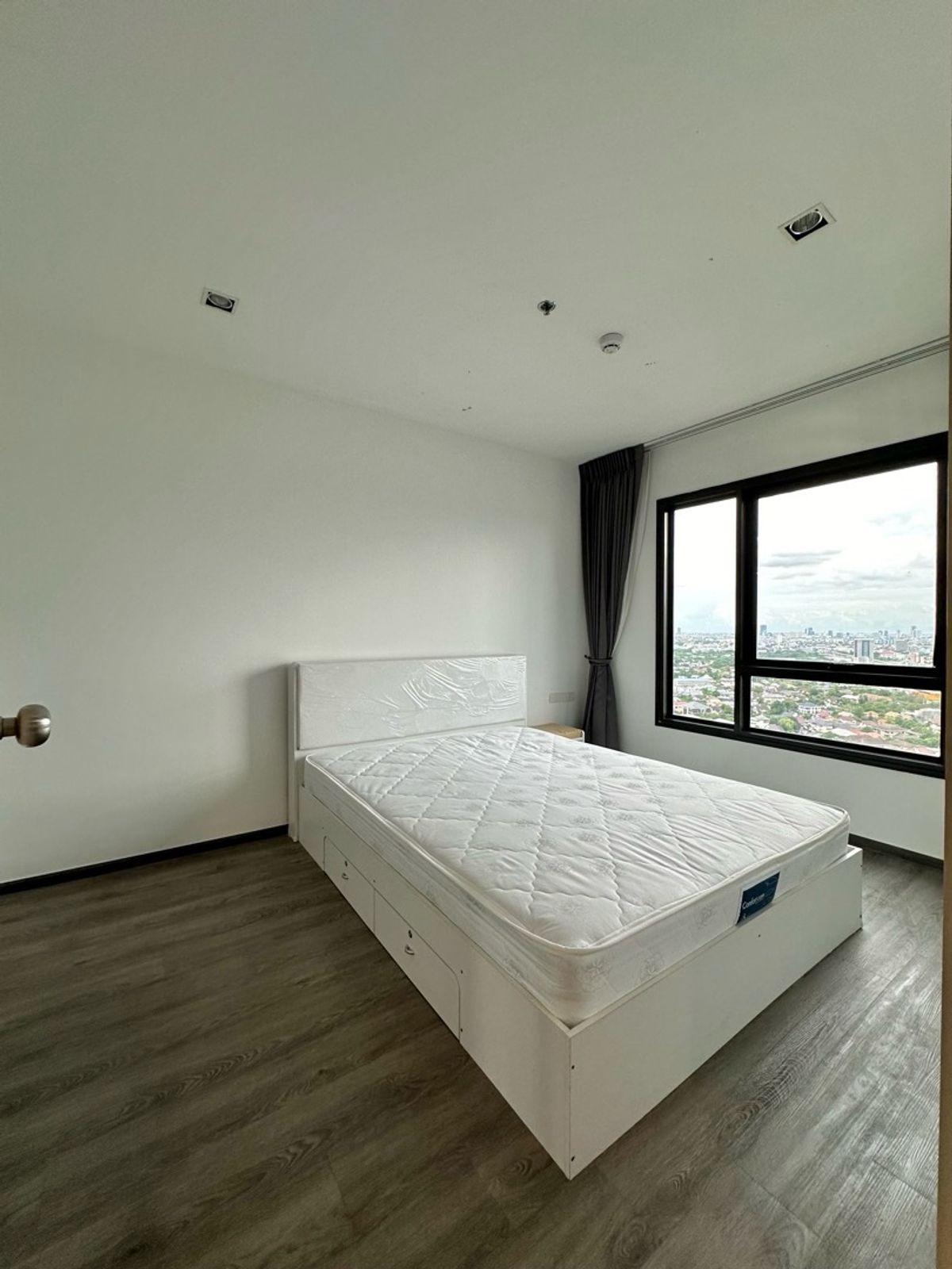 For RentCondoPattanakan, Srinakarin : Rich Park Triple Station 12,000 Baht 34th floor next to ARL Huamak, Yellow Line Huamak