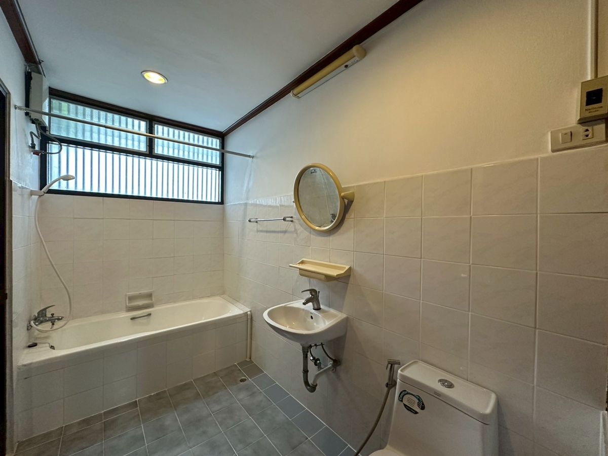 ให้เช่าสุขุมวิท อโศก ทองหล่อ : ✨ คอนโดพื้นที่กว้าง 130 ตร.ม. ตกแต่งครบ 2 ห้องนอน 2 ห้องน้ำ เฟอร์ครบ ทำเลทองเอกมัย เดินทางใกล้ BTS เอกมัย