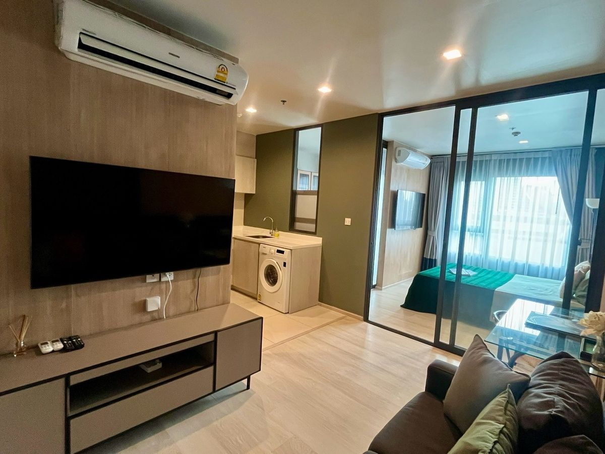 CondoWitthayu, Chidlom, Langsuan, Ploenchit : The room is beautiful, there are 2 TVs. The owner is very cute.
