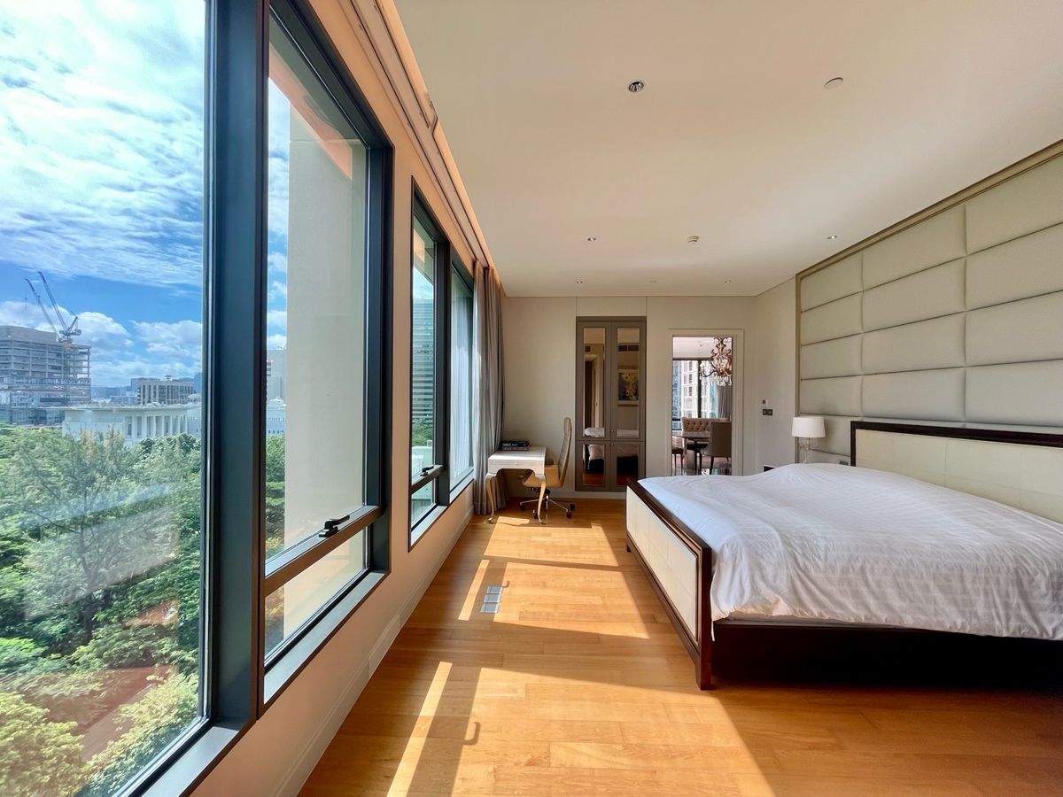 For RentCondoWitthayu, Chidlom, Langsuan, Ploenchit : 💎 Sindhorn Residence – Luxury Condo in the Heart of the City, 250 sq.m., 3 Bedrooms, 3 Bathrooms, Fully Furnished with Complete Facilities, Garden View, Conveniently Located Near BTS Chidlom