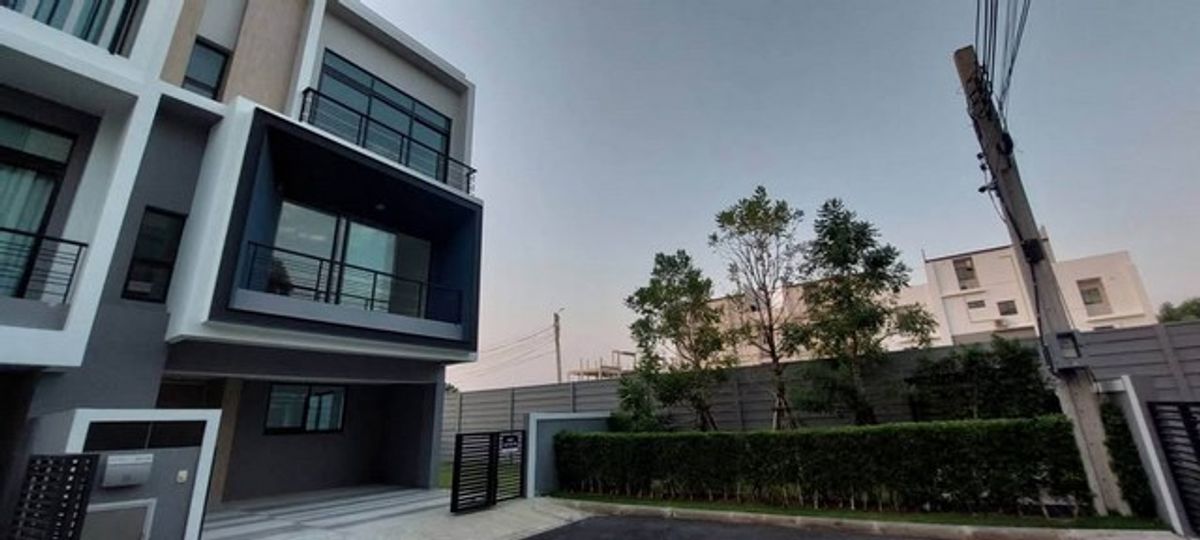 For RentTownhomePattanakan, Srinakarin : HR2786 3 -story townhome rented after the NIRVANA DEFINE KRUNGTHETHA Project corner near the Krungthep Krungsten Place