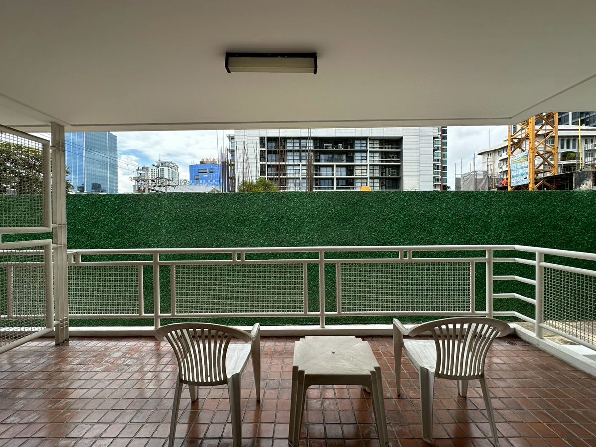 For RentSukhumvit, Asoke, Thonglor : 💎 Spacious Condo 250 sq.m., Fully Furnished, 3 Bedrooms 2 Bathrooms, Prime Ekkamai Location, Conveniently Located Near BTS Ekkamai