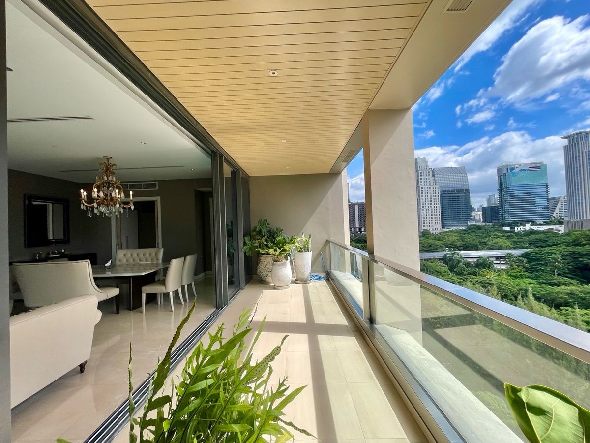 For RentCondoWitthayu, Chidlom, Langsuan, Ploenchit : 💎 Sindhorn Residence – Luxury Condo in the Heart of the City, 250 sq.m., 3 Bedrooms, 3 Bathrooms, Fully Furnished with Complete Facilities, Garden View, Conveniently Located Near BTS Chidlom