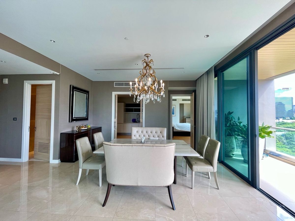 For RentCondoWitthayu, Chidlom, Langsuan, Ploenchit : 💎 Sindhorn Residence – Luxury Condo in the Heart of the City, 250 sq.m., 3 Bedrooms, 3 Bathrooms, Fully Furnished with Complete Facilities, Garden View, Conveniently Located Near BTS Chidlom