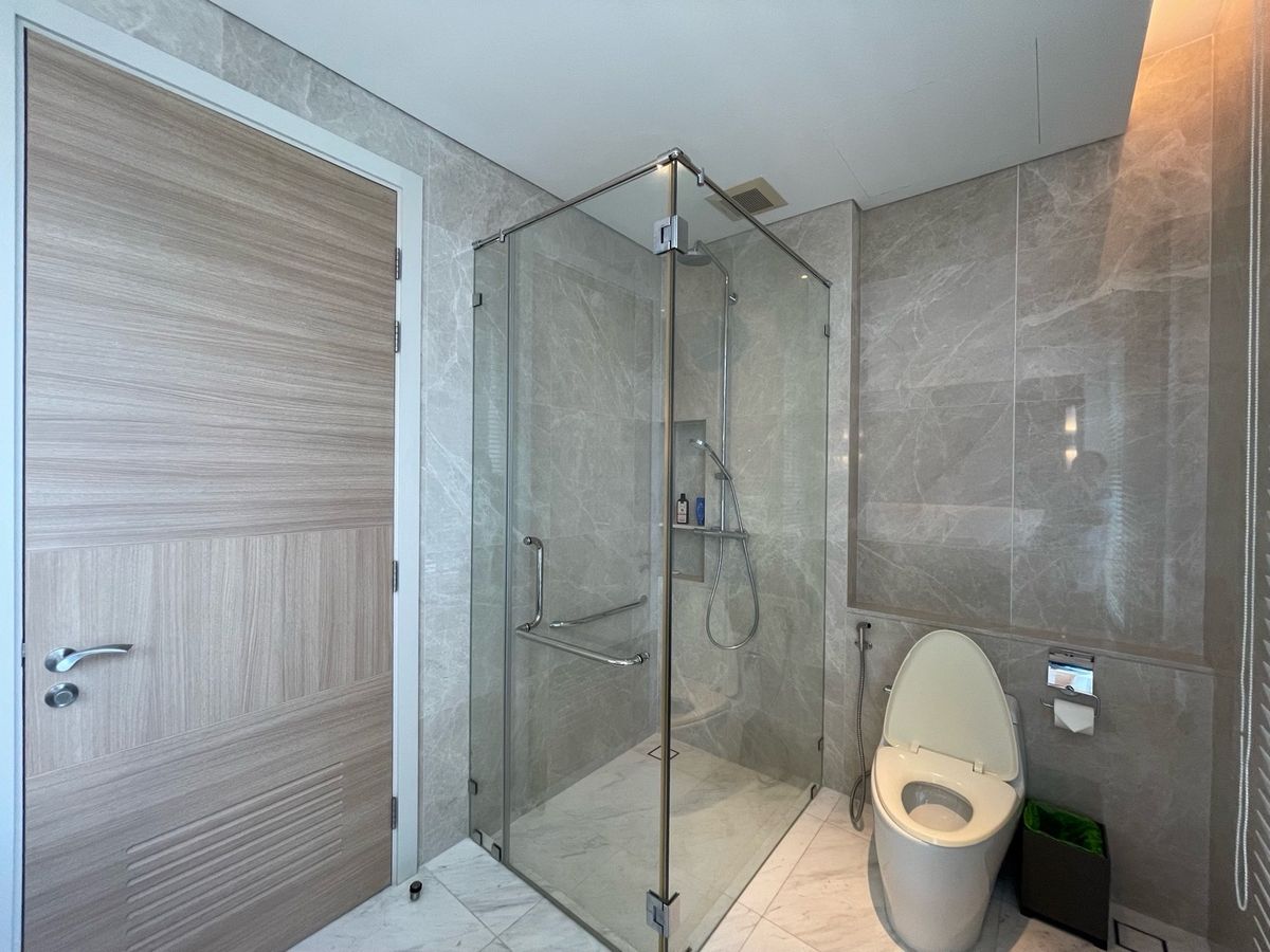 For RentCondoWitthayu, Chidlom, Langsuan, Ploenchit : 💎 Sindhorn Residence – Luxury Condo in the Heart of the City, 250 sq.m., 3 Bedrooms, 3 Bathrooms, Fully Furnished with Complete Facilities, Garden View, Conveniently Located Near BTS Chidlom