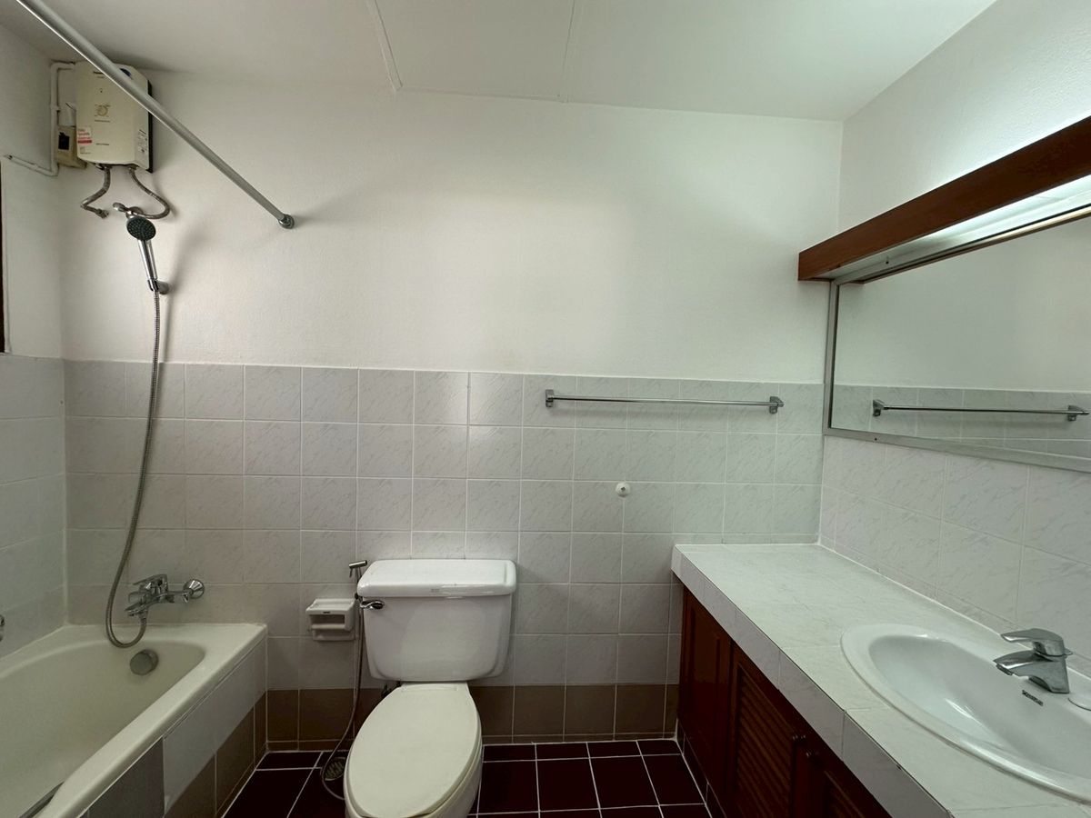 For RentSukhumvit, Asoke, Thonglor : 💎 Luxury Spacious Condo 250 sq.m., 3 Bedrooms 2 Bathrooms, in the Heart of Ekkamai, Fully Furnished with Full Facilities, Conveniently Located Near BTS Ekkamai