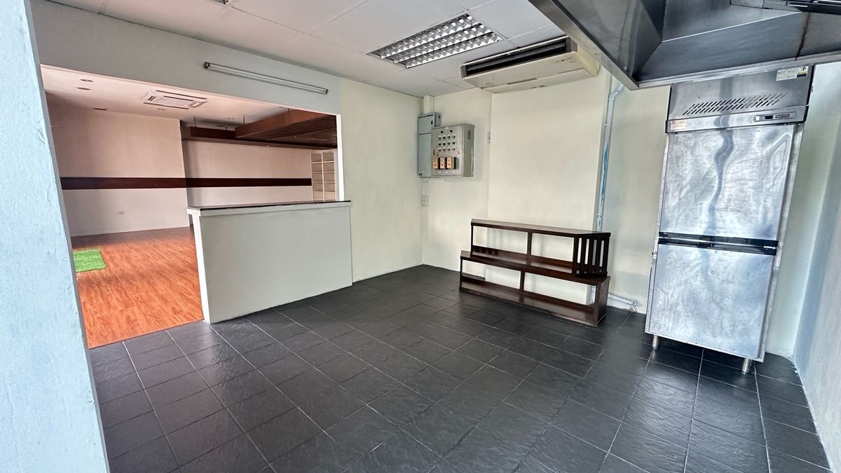 ให้เช่าร้านค้า/ตลาดนัดสุขุมวิท อโศก ทองหล่อ : 🏢 ให้เช่าพื้นที่ 150 ตร.ม. โซนทองหล่อเหมาะสำหรับ ร้านเสริมสวย | สปา | คลินิก | โรงเรียนสอนพิเศษ