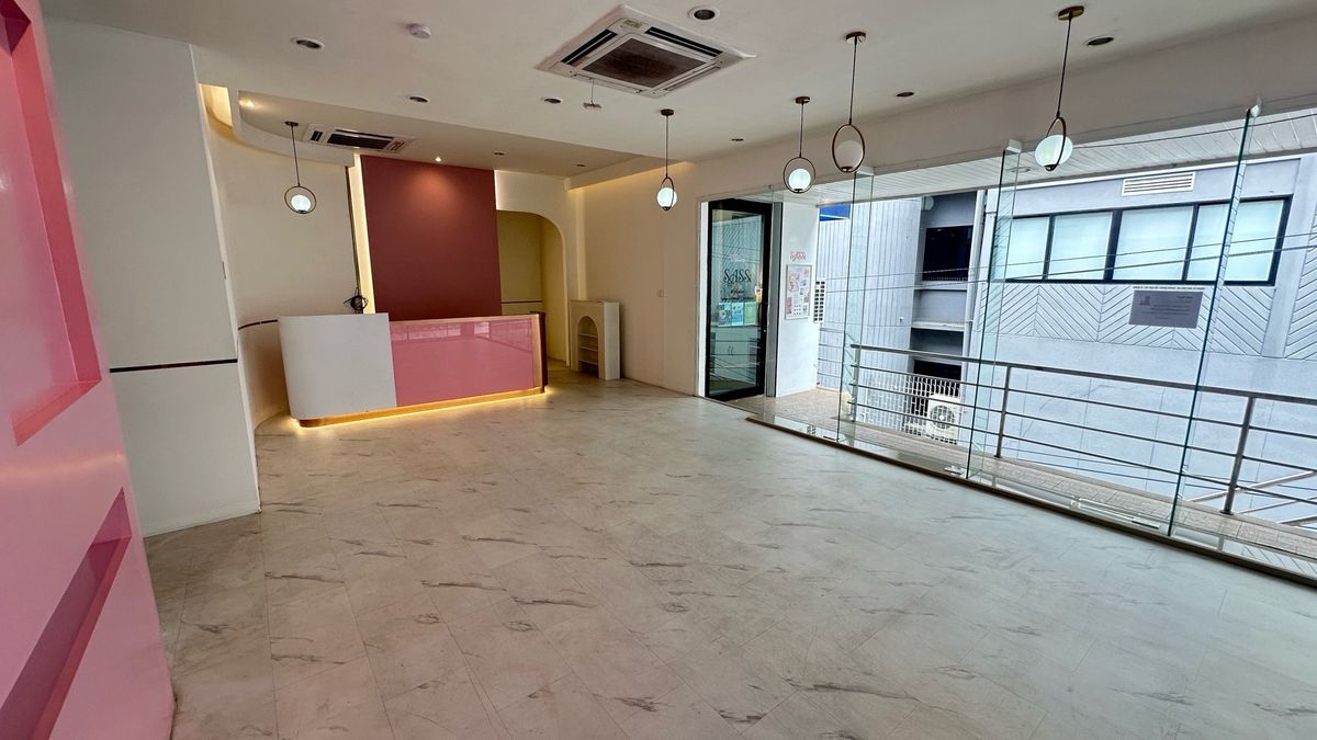 ให้เช่าร้านค้า/ตลาดนัดสุขุมวิท อโศก ทองหล่อ : 🏢 ให้เช่าพื้นที่ 150 ตร.ม. โซนทองหล่อ
เหมาะสำหรับ ร้านเสริมสวย | สปา | คลินิก