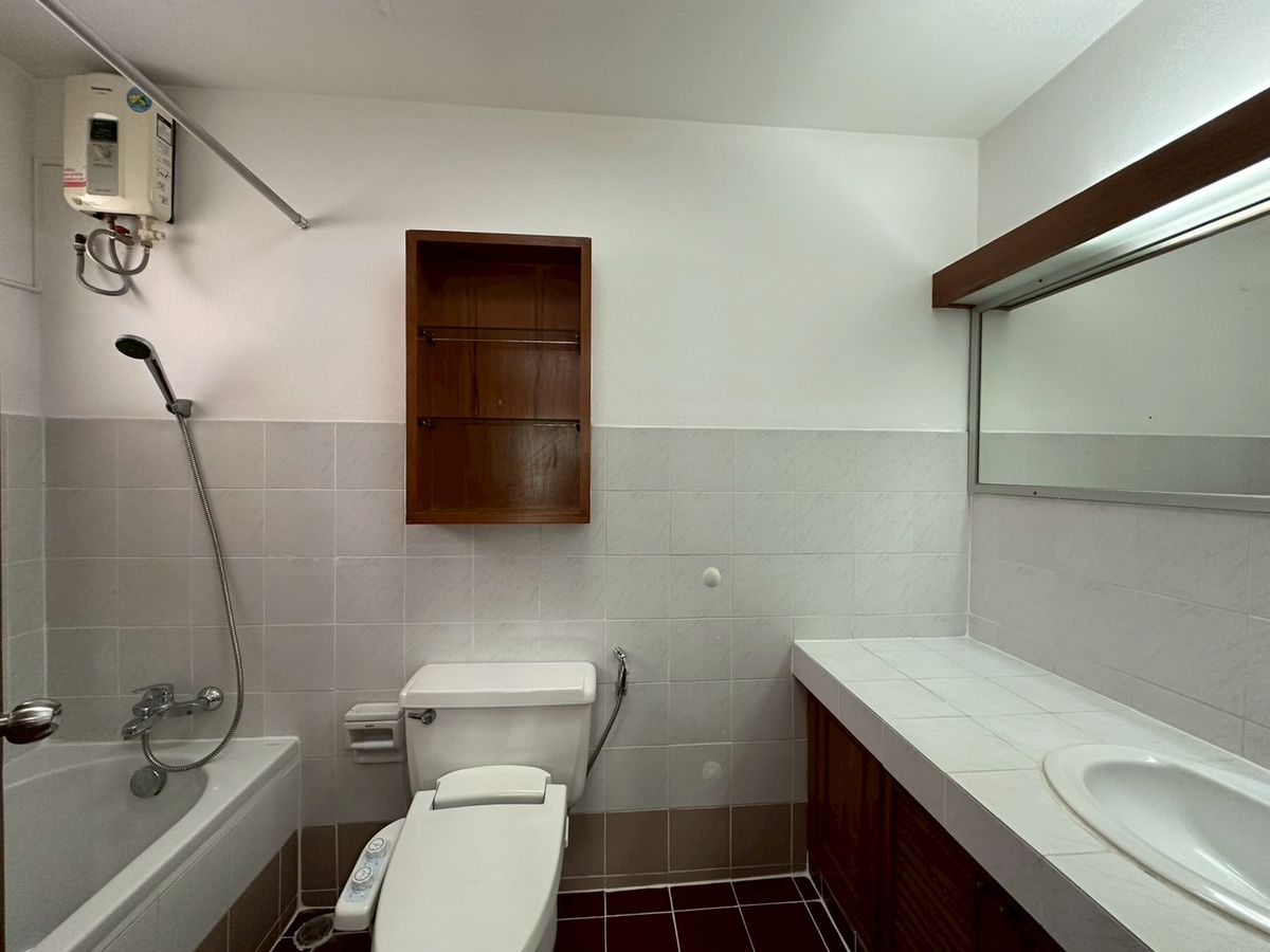 For RentSukhumvit, Asoke, Thonglor : 💎 Spacious Condo 250 sq.m., Fully Furnished, 3 Bedrooms 2 Bathrooms, Prime Ekkamai Location, Conveniently Located Near BTS Ekkamai