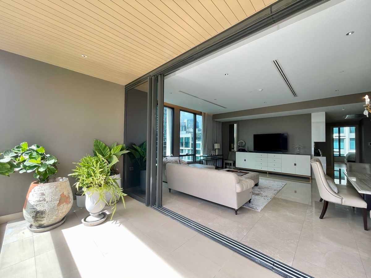 For RentCondoWitthayu, Chidlom, Langsuan, Ploenchit : 💎 Sindhorn Residence – Luxury Condo in the Heart of the City, 250 sq.m., 3 Bedrooms, 3 Bathrooms, Fully Furnished with Complete Facilities, Garden View, Conveniently Located Near BTS Chidlom