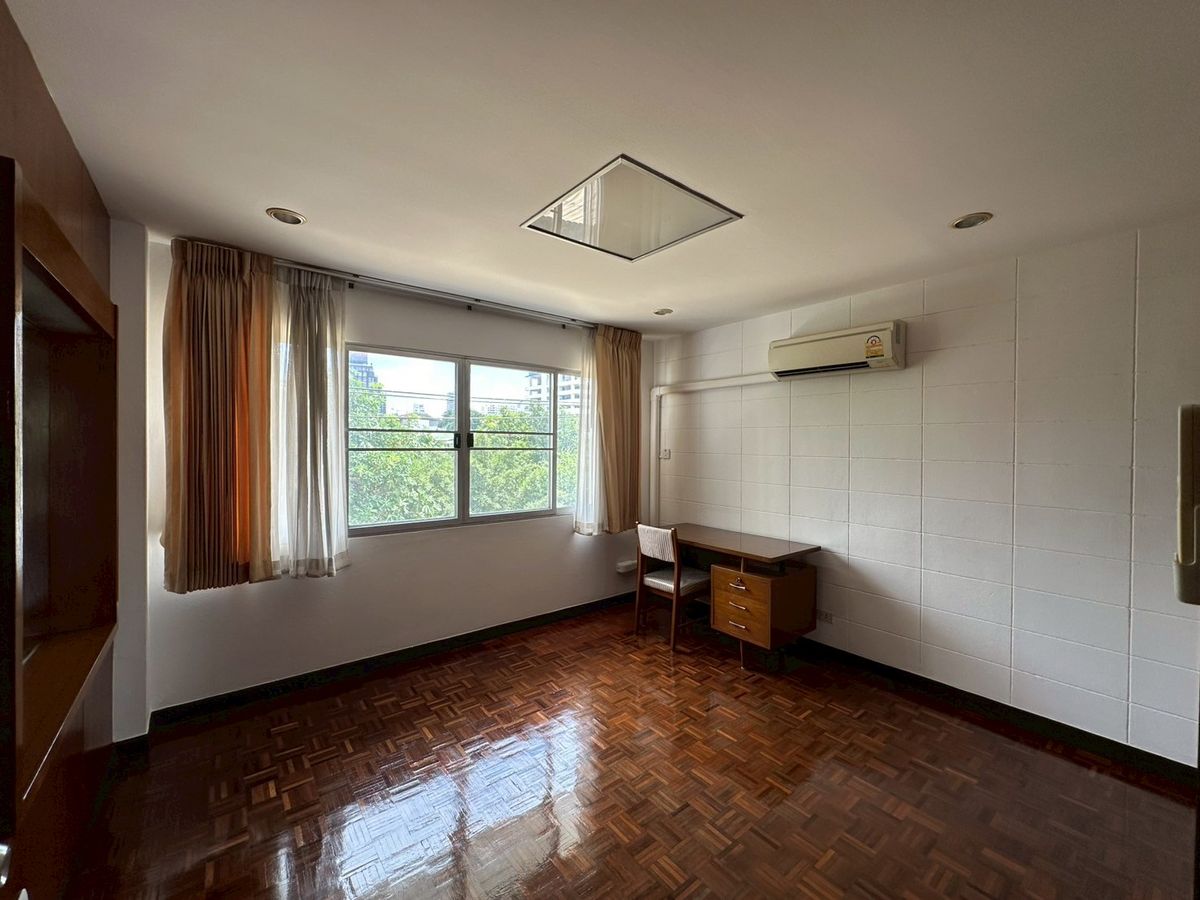 For RentSukhumvit, Asoke, Thonglor : 💎 Luxury Spacious Condo 250 sq.m., 3 Bedrooms 2 Bathrooms, in the Heart of Ekkamai, Fully Furnished with Full Facilities, Conveniently Located Near BTS Ekkamai