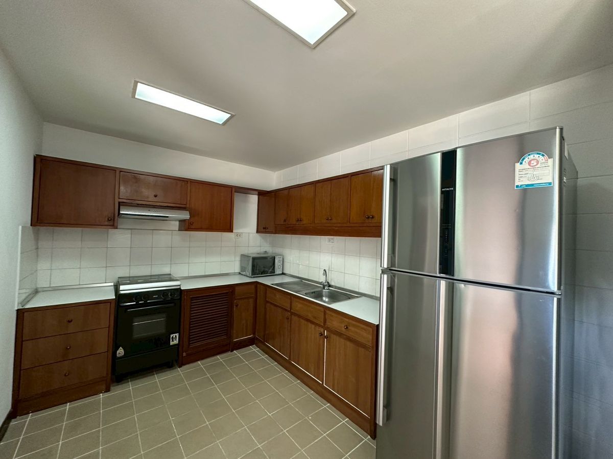 For RentSukhumvit, Asoke, Thonglor : 💎 Spacious Condo 250 sq.m., Fully Furnished, 3 Bedrooms 2 Bathrooms, Prime Ekkamai Location, Conveniently Located Near BTS Ekkamai