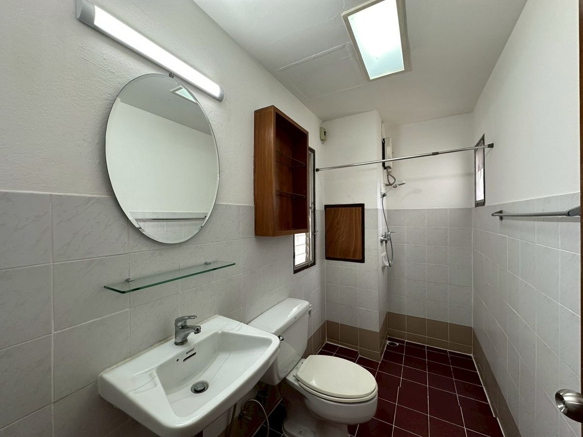 For RentSukhumvit, Asoke, Thonglor : 💎 Spacious Condo 250 sq.m., Fully Furnished, 3 Bedrooms 2 Bathrooms, Prime Ekkamai Location, Conveniently Located Near BTS Ekkamai