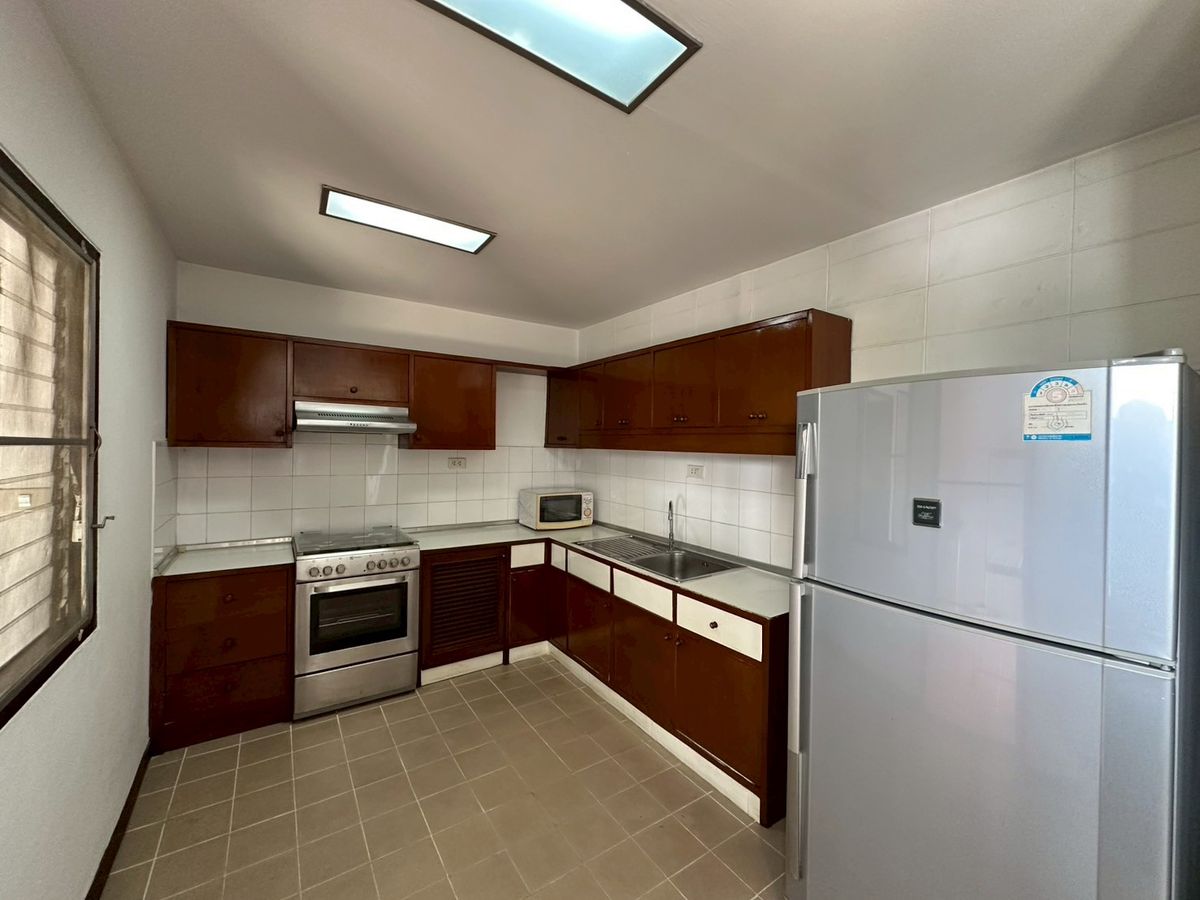 For RentSukhumvit, Asoke, Thonglor : 💎 Luxury Spacious Condo 250 sq.m., 3 Bedrooms 2 Bathrooms, in the Heart of Ekkamai, Fully Furnished with Full Facilities, Conveniently Located Near BTS Ekkamai