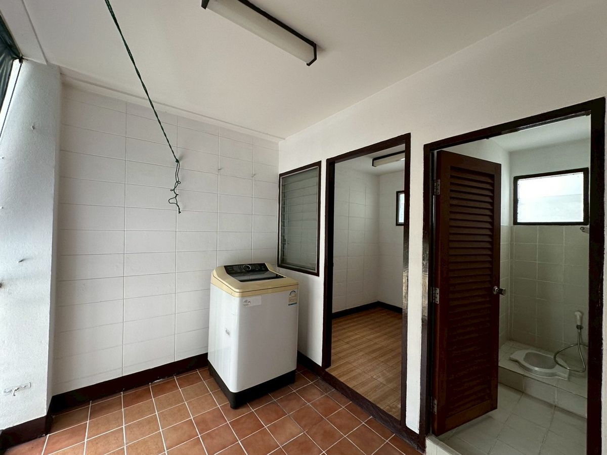 For RentSukhumvit, Asoke, Thonglor : 💎 Spacious Condo 250 sq.m., Fully Furnished, 3 Bedrooms 2 Bathrooms, Prime Ekkamai Location, Conveniently Located Near BTS Ekkamai