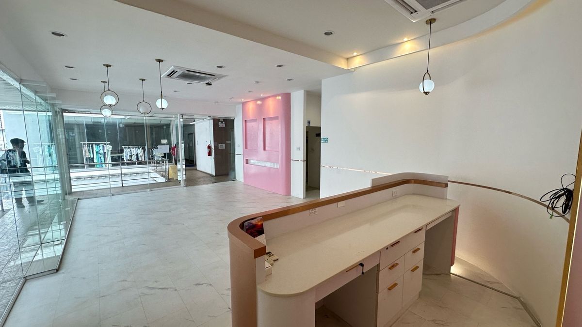 ให้เช่าร้านค้า/ตลาดนัดสุขุมวิท อโศก ทองหล่อ : 🏢 ให้เช่าพื้นที่ 150 ตร.ม. โซนทองหล่อเหมาะสำหรับ ร้านเสริมสวย | สปา | คลินิก