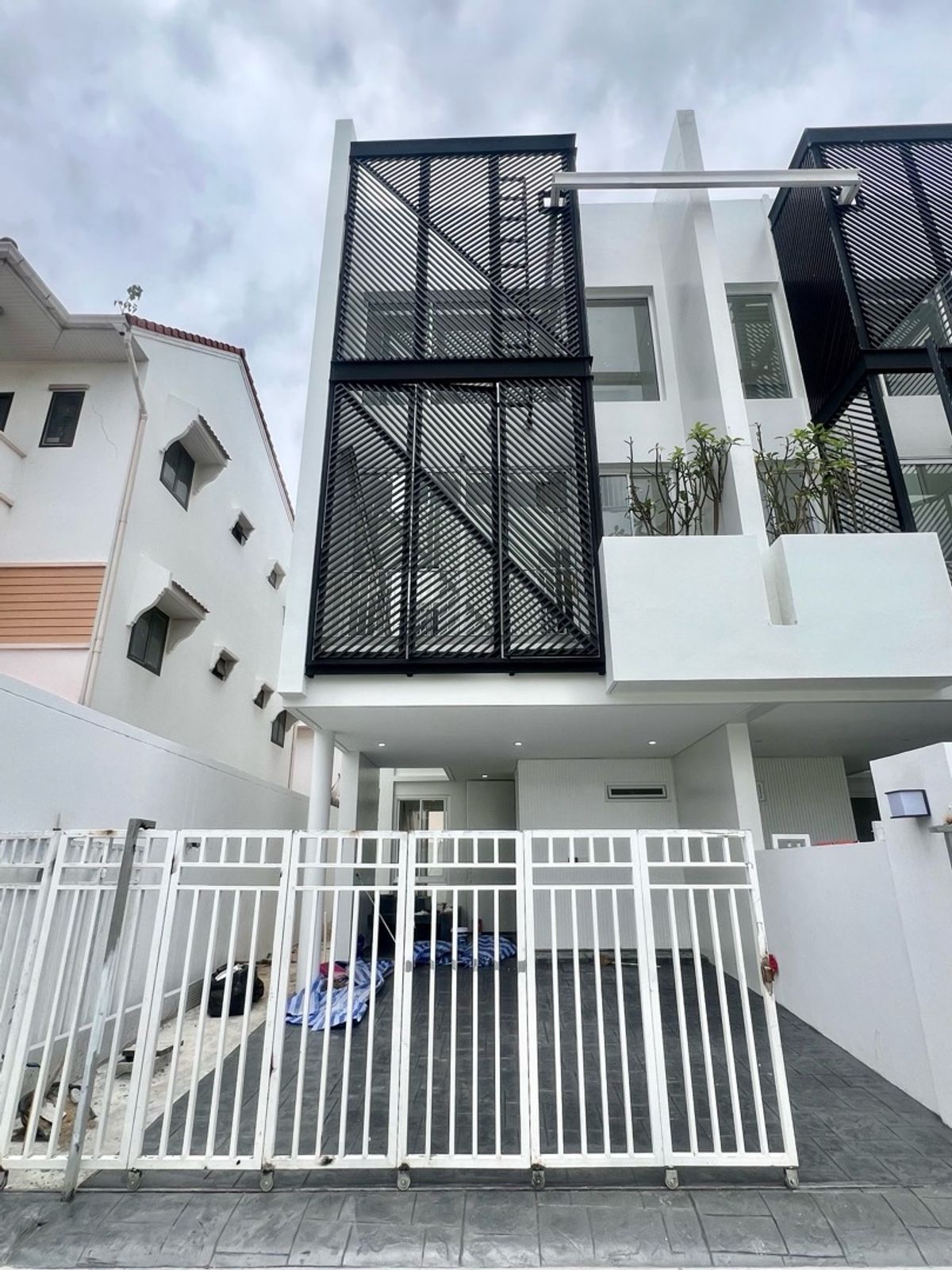ให้เช่าทาวน์โฮมอ่อนนุช อุดมสุข : 🔥FOR RENT 40,000/MONTH🔥
🔥FOR SALE 11.9 MB🔥

ทาวน์โฮมสร้างใหม่ หลังมุม
เหลือหลังสุดท้ายแล้วค่ะ รีบจองเล๊ย!!!!

ทำเล ใจกลางเมืองสุขุมวิท ห่างจากถนนใหญ่อ่อนนุช เพียง 600 เมตร เข้าออกได้หลายเส้นทาง ซอยสุขุมวิท 93 และซอยอ่อนนุช 30 ใกล้รถไฟฟ้า สถานีบางจาก