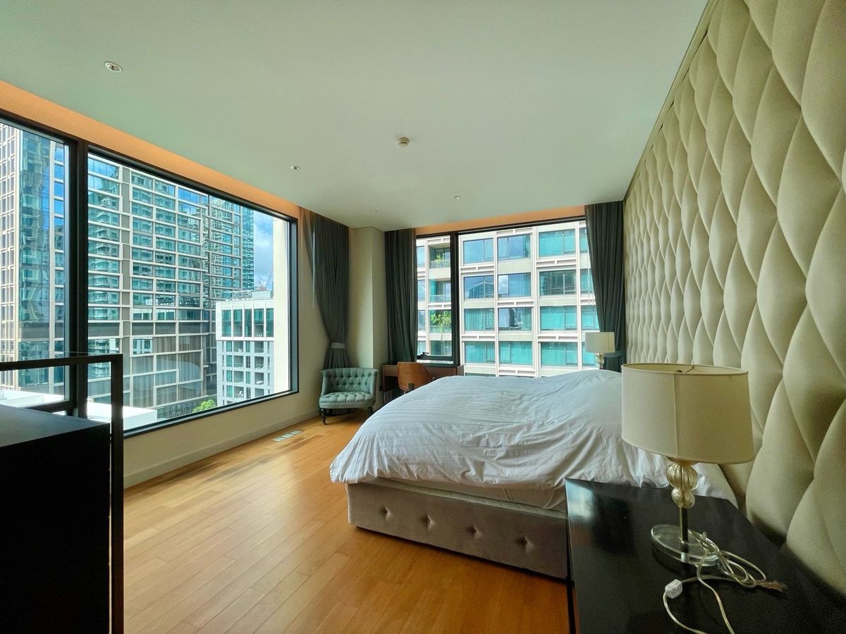 For RentCondoWitthayu, Chidlom, Langsuan, Ploenchit : 💎 Sindhorn Residence – Luxury Condo in the Heart of the City, 250 sq.m., 3 Bedrooms, 3 Bathrooms, Fully Furnished with Complete Facilities, Garden View, Conveniently Located Near BTS Chidlom