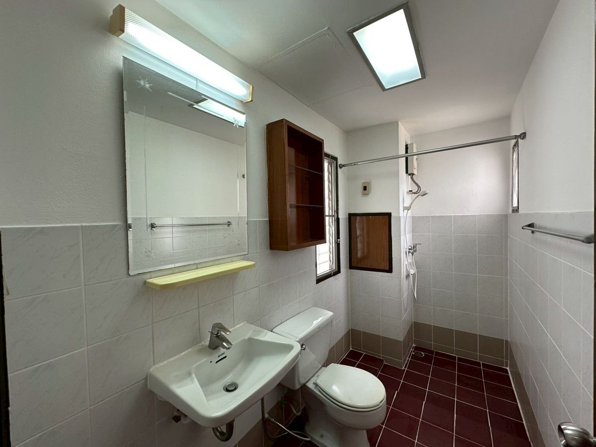 For RentSukhumvit, Asoke, Thonglor : 💎 Luxury Spacious Condo 250 sq.m., 3 Bedrooms 2 Bathrooms, in the Heart of Ekkamai, Fully Furnished with Full Facilities, Conveniently Located Near BTS Ekkamai