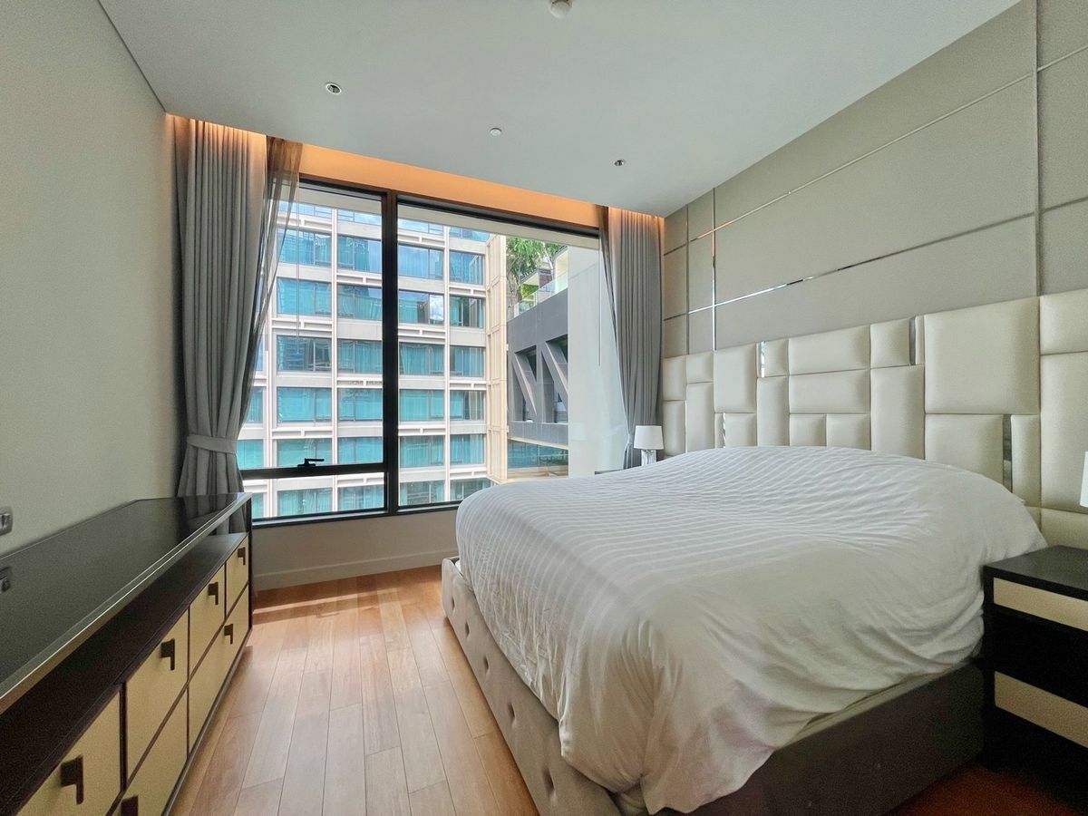 For RentCondoWitthayu, Chidlom, Langsuan, Ploenchit : 💎 Sindhorn Residence – Luxury Condo in the Heart of the City, 250 sq.m., 3 Bedrooms, 3 Bathrooms, Fully Furnished with Complete Facilities, Garden View, Conveniently Located Near BTS Chidlom