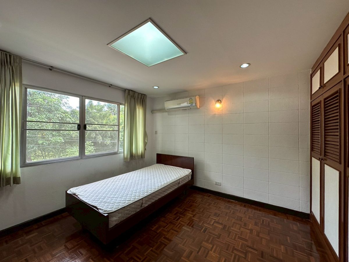 For RentSukhumvit, Asoke, Thonglor : 💎 Spacious Condo 250 sq.m., Fully Furnished, 3 Bedrooms 2 Bathrooms, Prime Ekkamai Location, Conveniently Located Near BTS Ekkamai