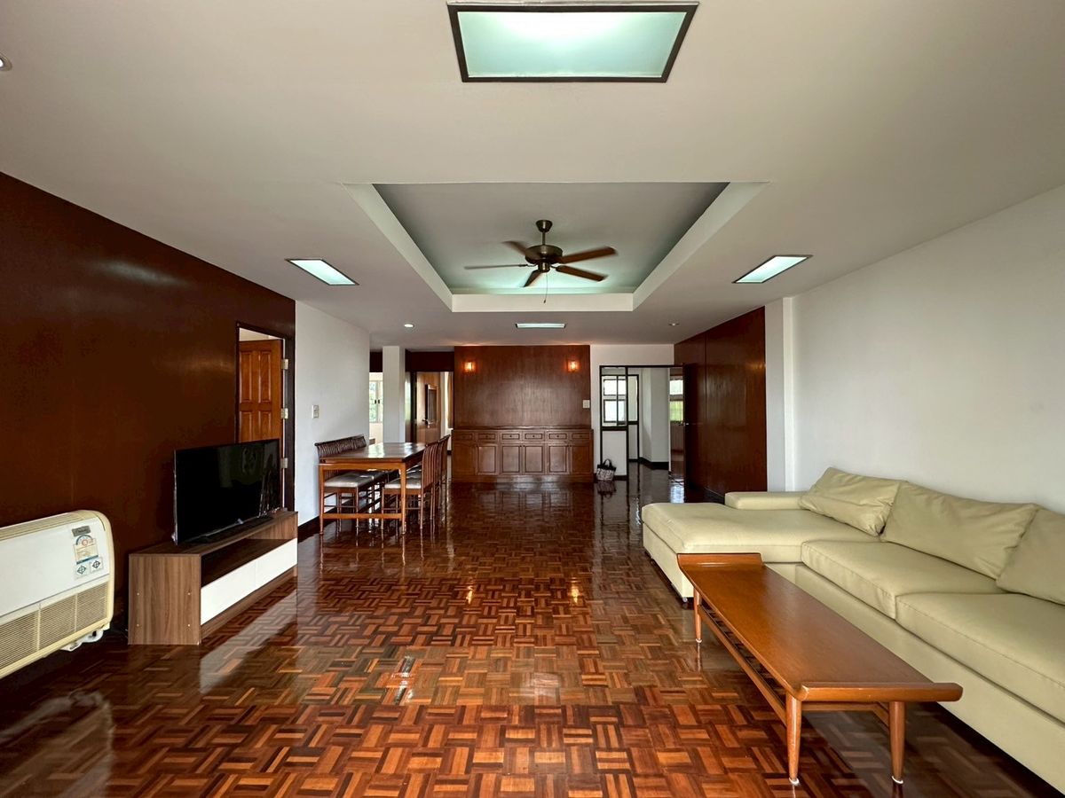 For RentSukhumvit, Asoke, Thonglor : 💎 Luxury Spacious Condo 250 sq.m., 3 Bedrooms 2 Bathrooms, in the Heart of Ekkamai, Fully Furnished with Full Facilities, Conveniently Located Near BTS