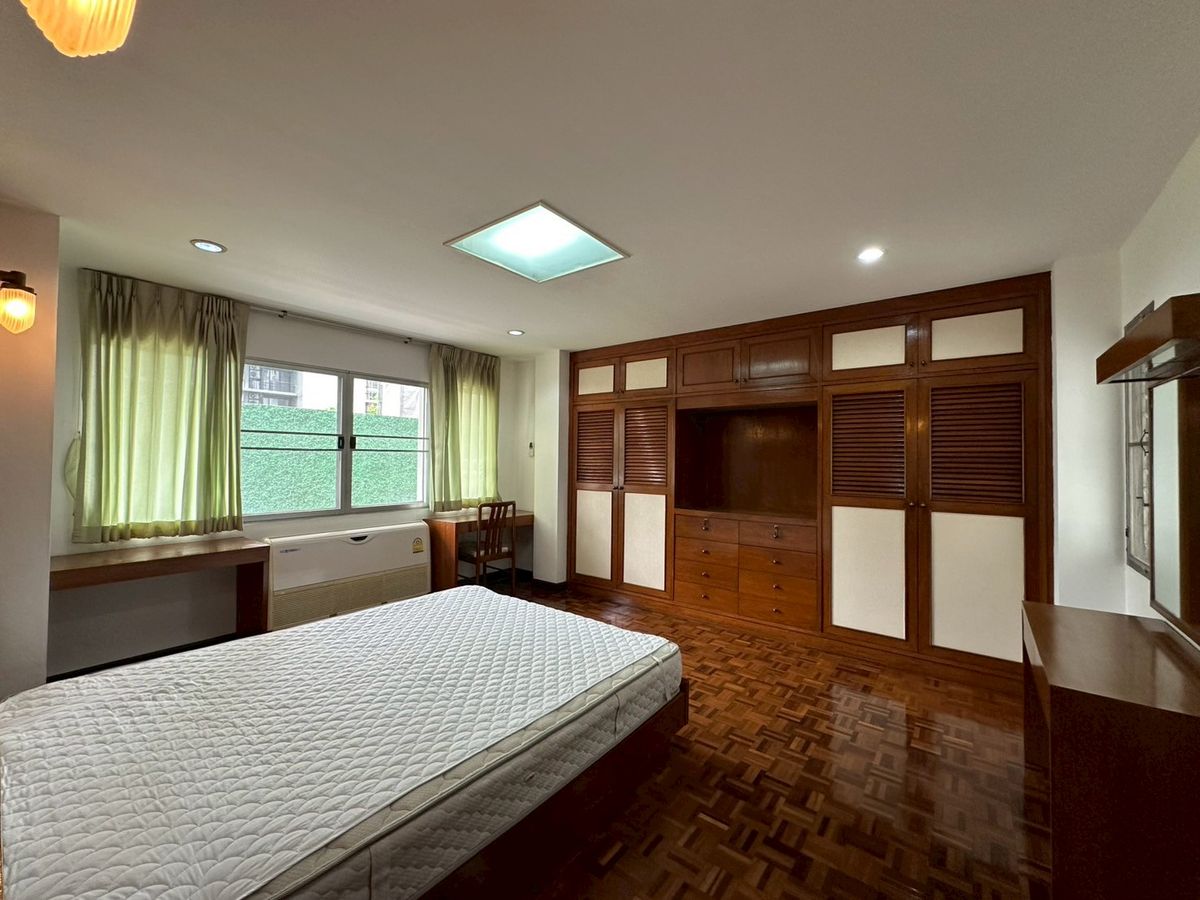 For RentSukhumvit, Asoke, Thonglor : 💎 Spacious Condo 250 sq.m., Fully Furnished, 3 Bedrooms 2 Bathrooms, Prime Ekkamai Location, Conveniently Located Near BTS Ekkamai