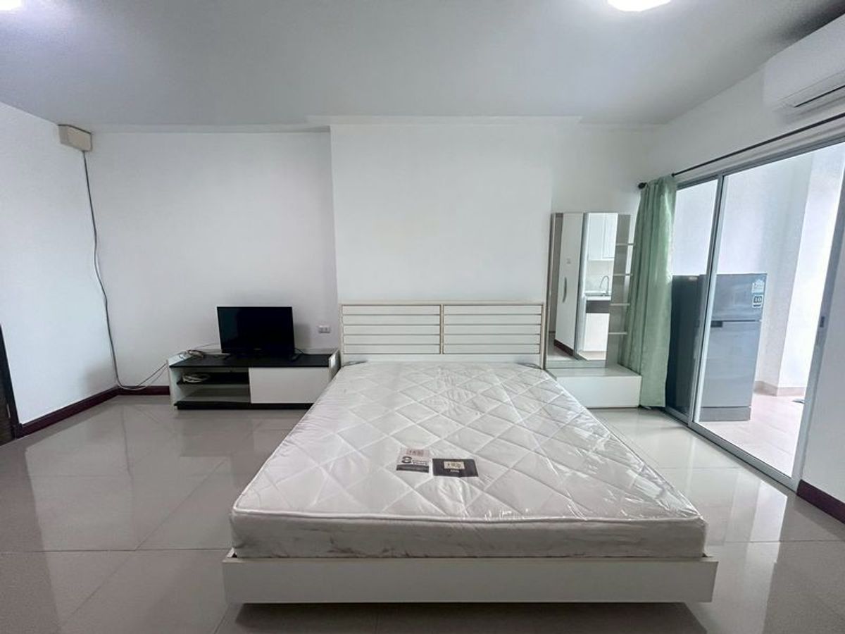 For RentCondoBang kae, Phetkasem : Experience the openness of the eyes on the balcony of the pool. And strolling down the pool comfortably