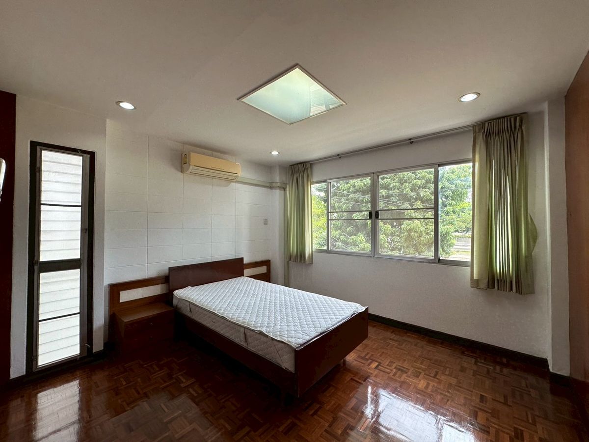 For RentSukhumvit, Asoke, Thonglor : 💎 Spacious Condo 250 sq.m., Fully Furnished, 3 Bedrooms 2 Bathrooms, Prime Ekkamai Location, Conveniently Located Near BTS Ekkamai