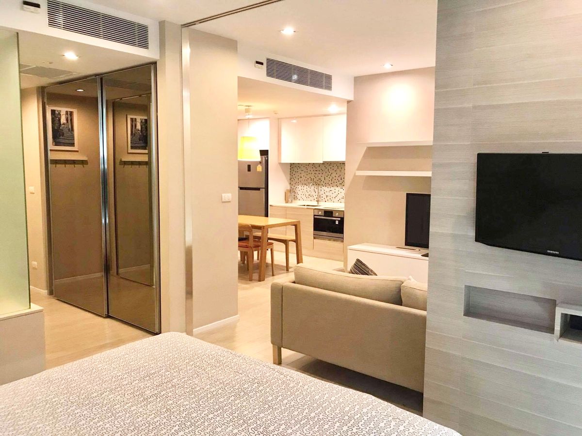 ให้เช่าคอนโดสุขุมวิท อโศก ทองหล่อ : 1 bedroom at The Room Suk21 for rent 50sqm. BTS Asoke, MRT Sukhumvit