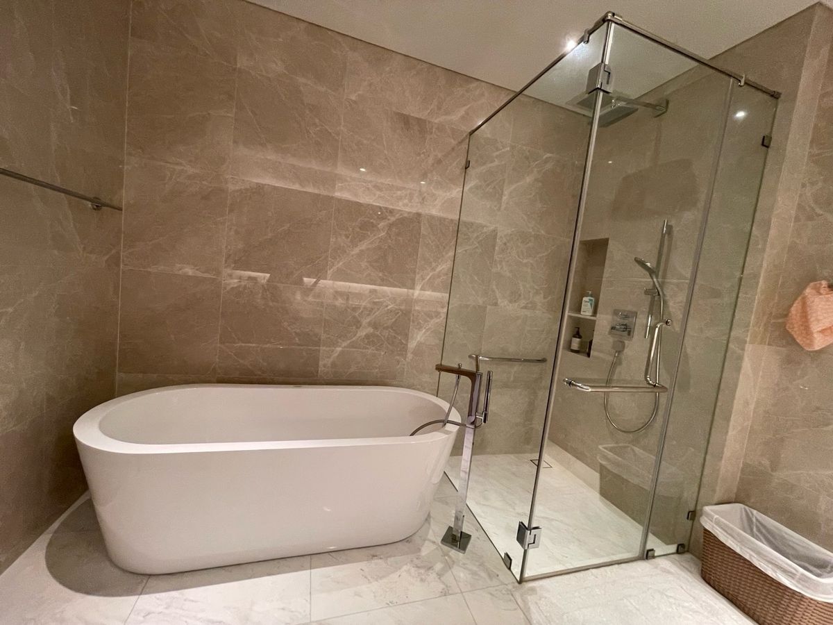 For RentCondoWitthayu, Chidlom, Langsuan, Ploenchit : 💎 Sindhorn Residence – Luxury Condo in the Heart of the City, 250 sq.m., 3 Bedrooms, 3 Bathrooms, Fully Furnished with Complete Facilities, Garden View, Conveniently Located Near BTS Chidlom