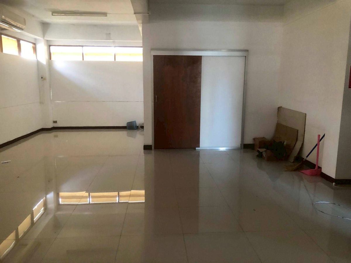 ให้เช่าอาคารพาณิชย์สุขุมวิท อโศก ทองหล่อ : LTH13001 – Commercial space for rent พื้นที่เชิงพาณิชย์ให้เช่า at Soi Sam Thahan Sukhumvit 50 Size 1000 sqm. 3 Studios 3 Baths Near BTS On Nut ONLY 150K/Month