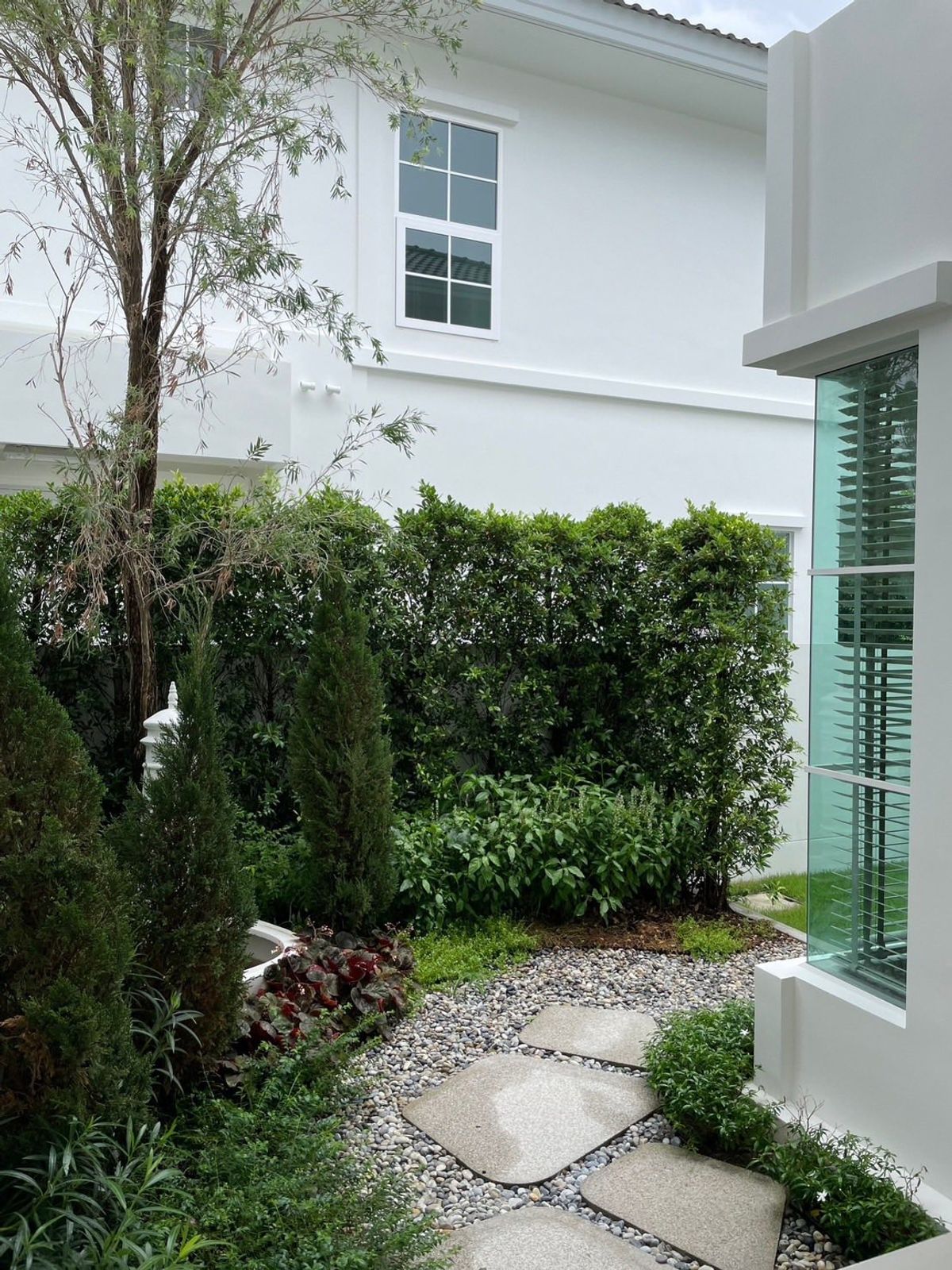 ให้เช่าบ้านบางนา แบริ่ง ลาซาล : 🏡 House for Rent | Chaiyapruek Bangna Km.15  ✨ บ้านหน้าสวน บรรยากาศร่มรื่น พร้อมเข้าอยู่ทันที ✨ 💰 ค่าเช่า: 90,000 บาท/เดือน