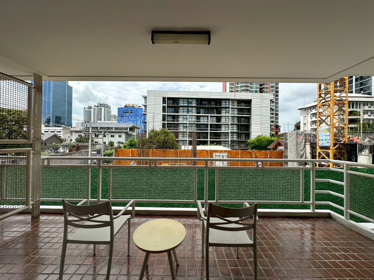 For RentSukhumvit, Asoke, Thonglor : 💎 Luxury Spacious Condo 250 sq.m., 3 Bedrooms 2 Bathrooms, in the Heart of Ekkamai, Fully Furnished with Full Facilities, Conveniently Located Near BTS Ekkamai