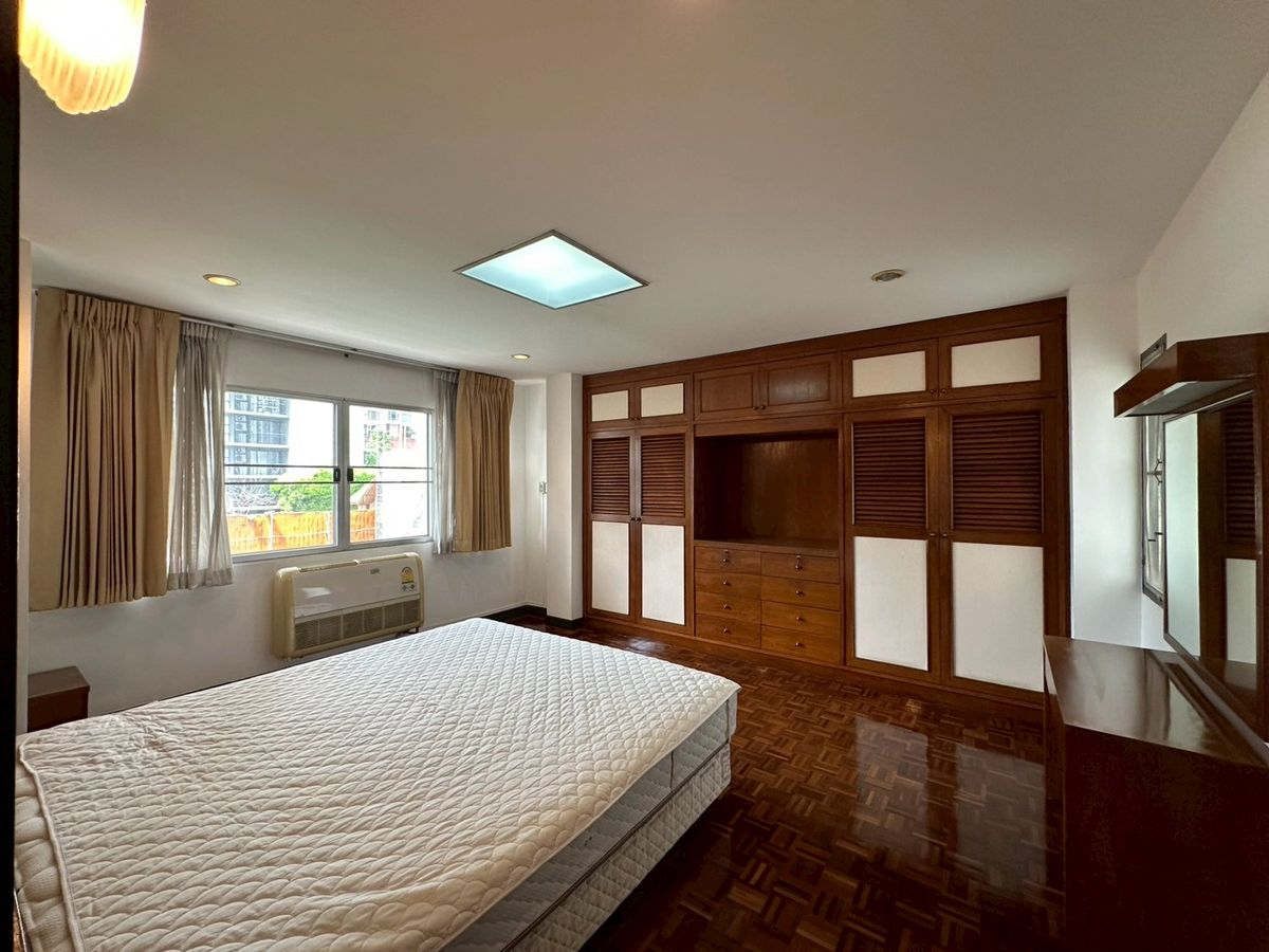 For RentSukhumvit, Asoke, Thonglor : 💎 Luxury Spacious Condo 250 sq.m., 3 Bedrooms 2 Bathrooms, in the Heart of Ekkamai, Fully Furnished with Full Facilities, Conveniently Located Near BTS Ekkamai