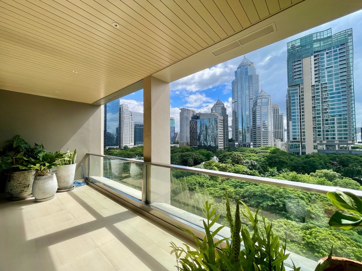 For RentCondoWitthayu, Chidlom, Langsuan, Ploenchit : 💎 Sindhorn Residence – Luxury Condo in the Heart of the City, 250 sq.m., 3 Bedrooms, 3 Bathrooms, Fully Furnished with Complete Facilities, Garden View, Conveniently Located Near BTS Chidlom