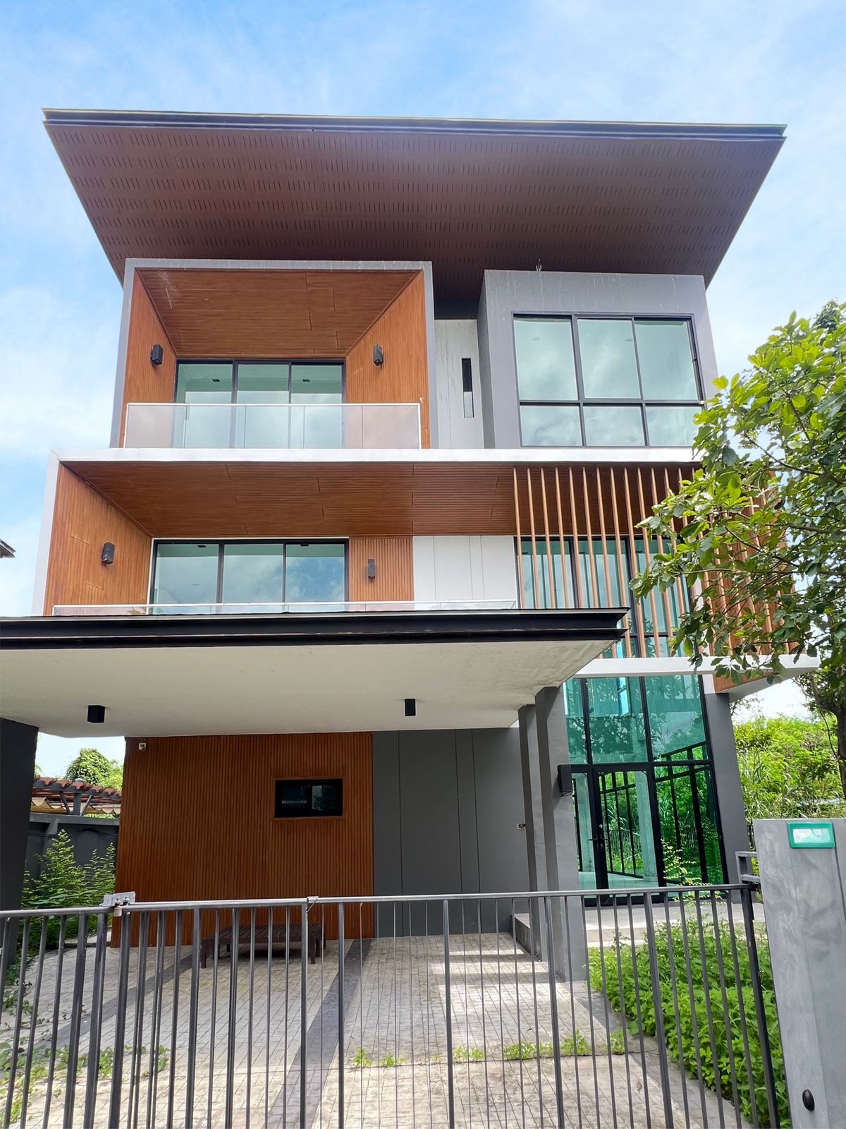 ขายบ้านเชียงใหม่ : บ้านในโครงการหรู เอกลักษณ์ สันทราย บ้านแปลงมุม 3 ชั้น ซื้อทำใหม่ ขายต่อกำไรสูง บ้านแปลงมุม อยู่ในสุดของโครงการ (ส่วนตัวที่สุด)