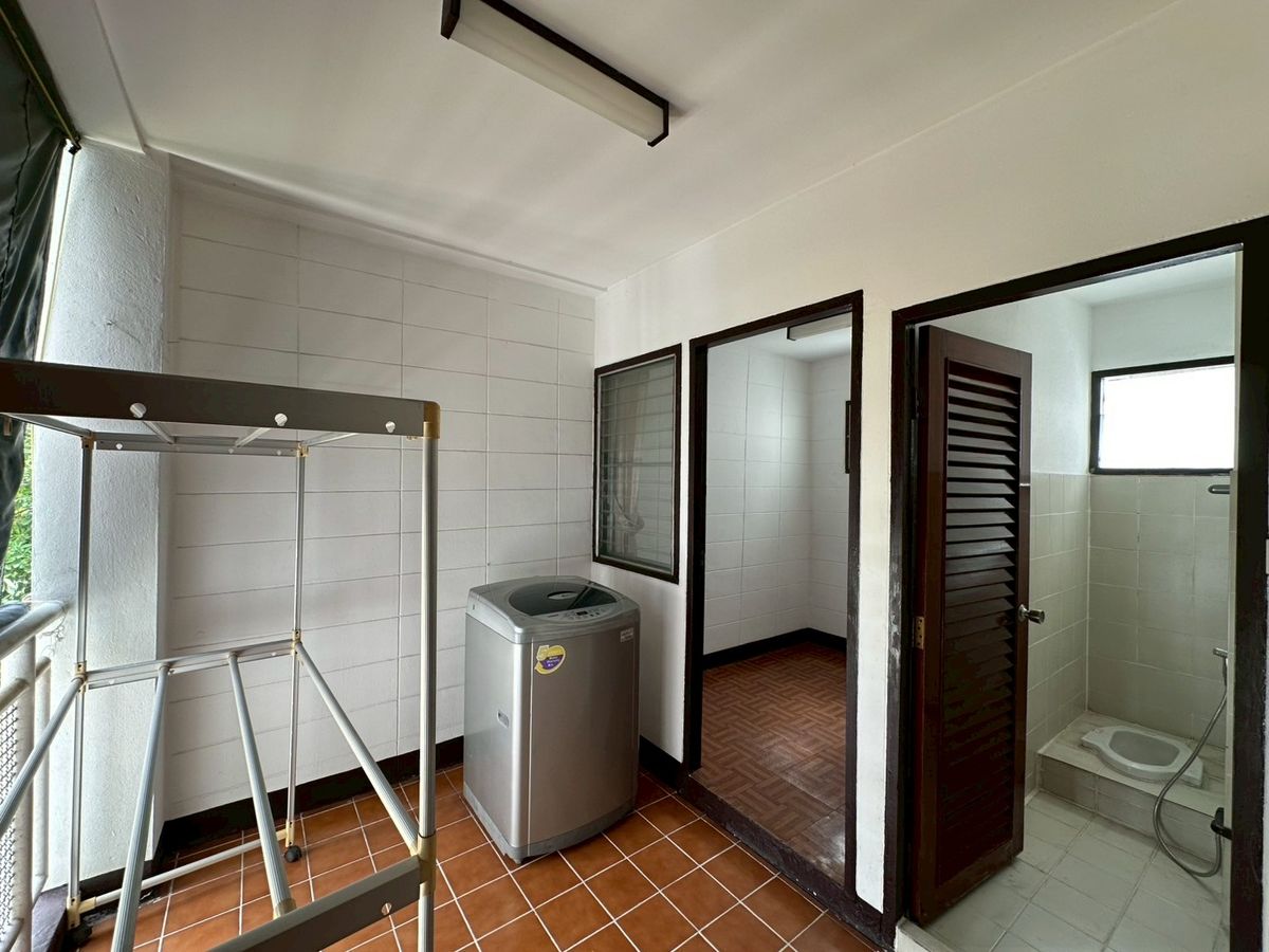 For RentSukhumvit, Asoke, Thonglor : 💎 Luxury Spacious Condo 250 sq.m., 3 Bedrooms 2 Bathrooms, in the Heart of Ekkamai, Fully Furnished with Full Facilities, Conveniently Located Near BTS Ekkamai