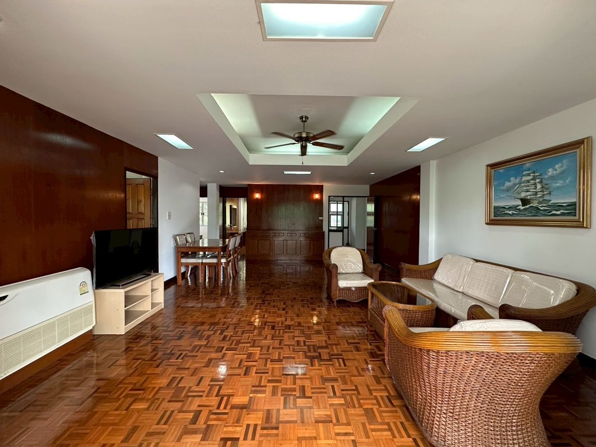 For RentSukhumvit, Asoke, Thonglor : 💎 Spacious Condo 250 sq.m. Fully Furnished, 3 Bedrooms 2 Bathrooms, Prime Ekkamai Location with Seamless BTS Connectivity