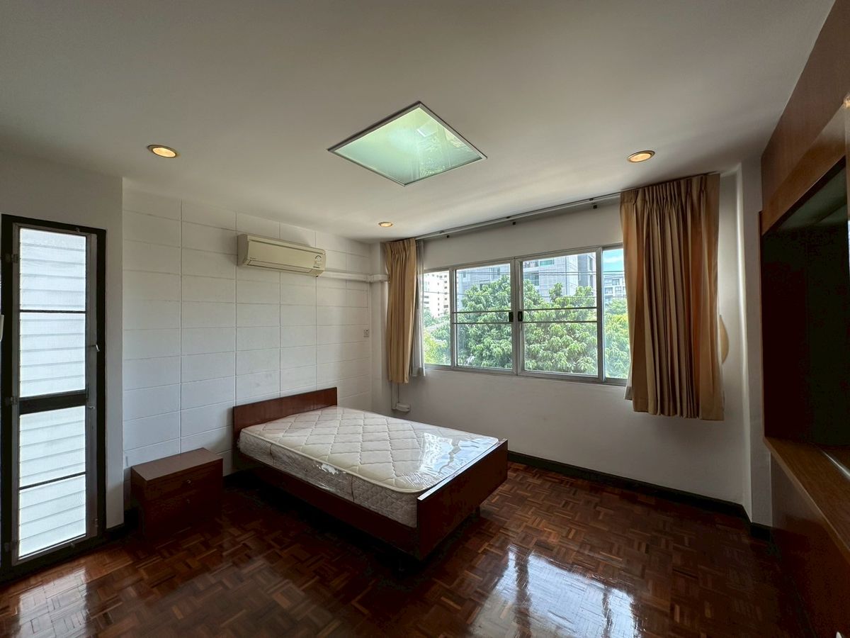 For RentSukhumvit, Asoke, Thonglor : 💎 Luxury Spacious Condo 250 sq.m., 3 Bedrooms 2 Bathrooms, in the Heart of Ekkamai, Fully Furnished with Full Facilities, Conveniently Located Near BTS Ekkamai