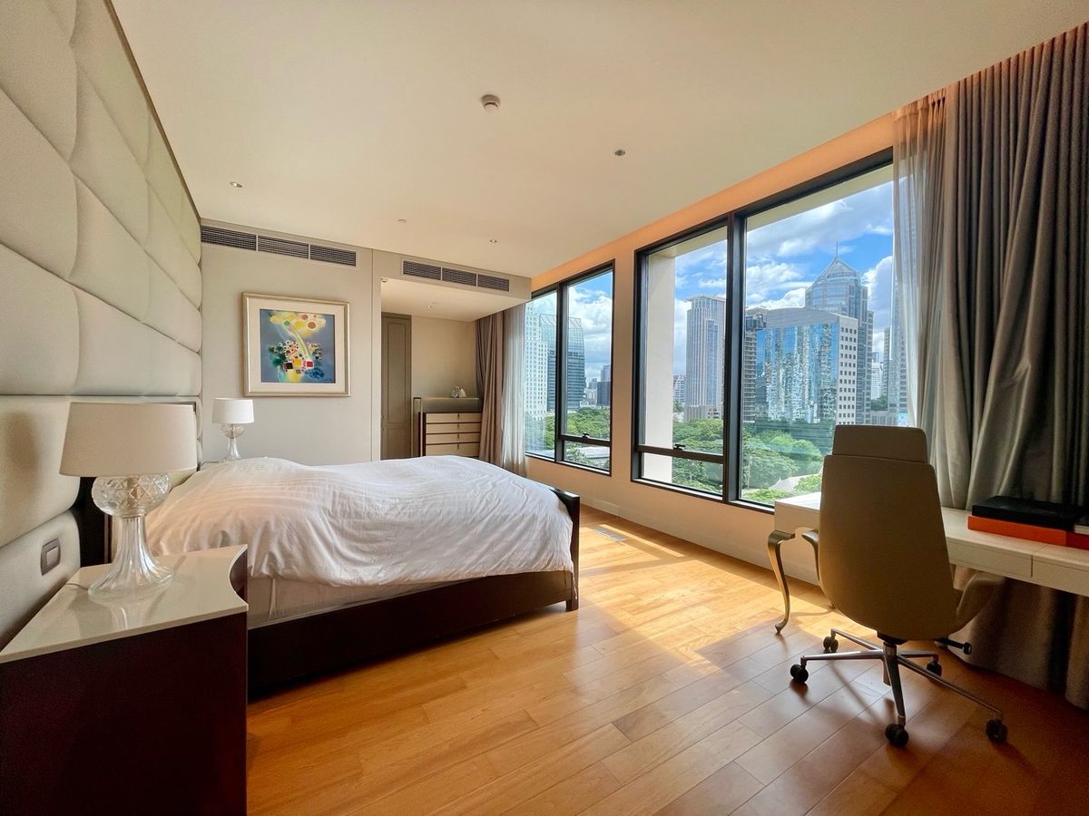 For RentCondoWitthayu, Chidlom, Langsuan, Ploenchit : 💎 Sindhorn Residence – Luxury Condo in the Heart of the City, 250 sq.m., 3 Bedrooms, 3 Bathrooms, Fully Furnished with Complete Facilities, Garden View, Conveniently Located Near BTS Chidlom