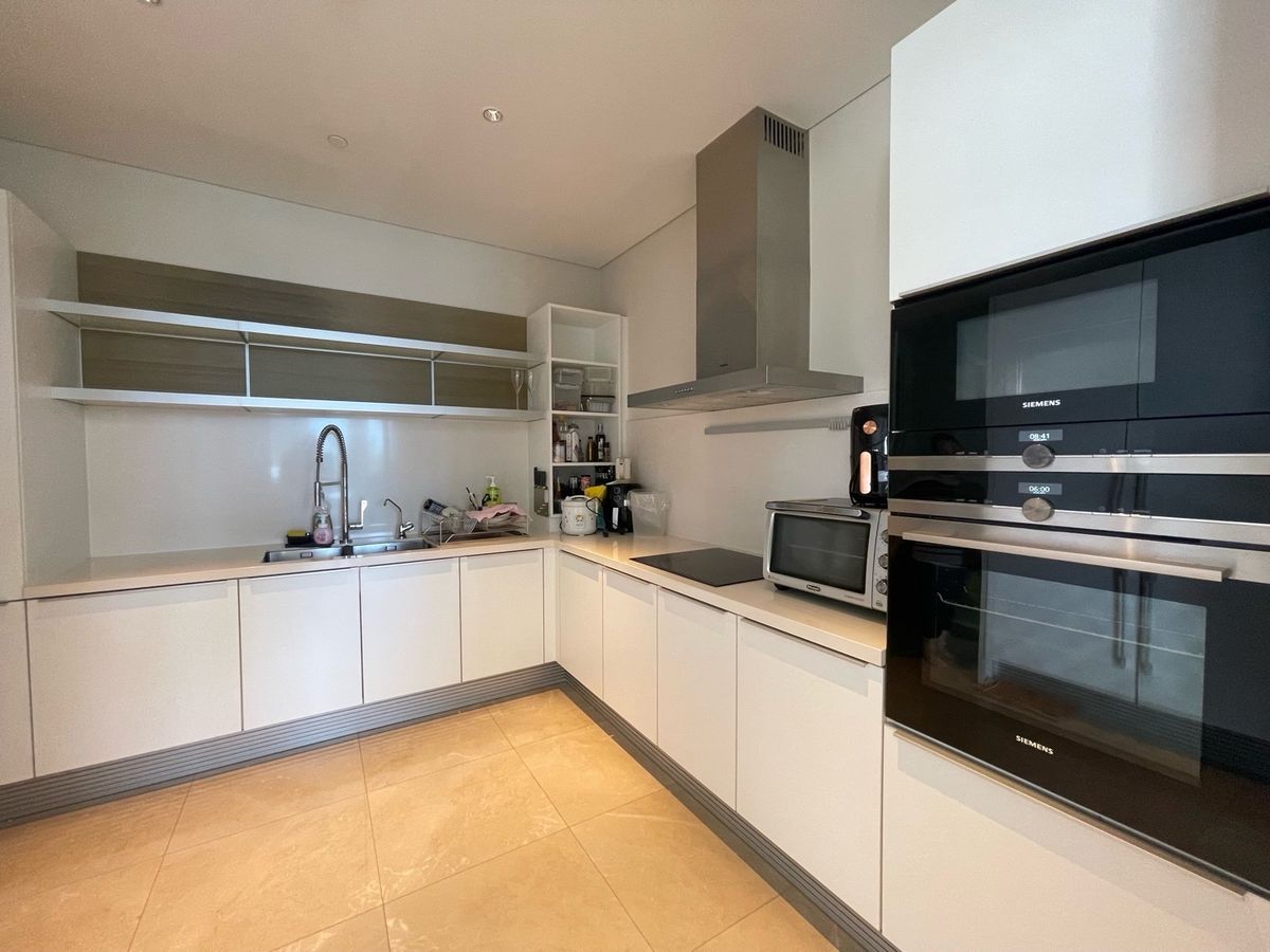 For RentCondoWitthayu, Chidlom, Langsuan, Ploenchit : 💎 Sindhorn Residence – Luxury Condo in the Heart of the City, 250 sq.m., 3 Bedrooms, 3 Bathrooms, Fully Furnished with Complete Facilities, Garden View, Conveniently Located Near BTS Chidlom